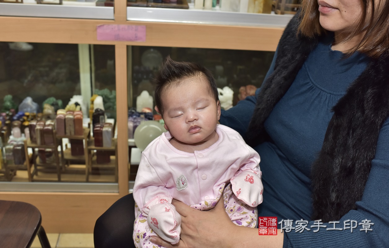 剃胎毛、滿月剃頭、嬰兒剃頭、嬰兒理髮、嬰兒剃髮、嬰兒剃胎毛、嬰兒滿月剃頭、寶寶剃頭、剃胎毛儀式、剃胎毛吉祥話、滿月剃頭儀式、滿月剃頭吉祥話、寶寶剃胎毛、寶寶滿月剃頭理髮、 新北市永和區剃胎毛、新北市永和區滿月剃頭、新北市永和區嬰兒剃頭剃胎毛、新北市永和區嬰兒理髮、新北市嬰兒剃髮、 蔡寶寶(新北市永和區嬰兒寶寶滿月剃頭理髮、嬰兒剃胎毛儀式吉祥話)。中國風會場，爸媽寶貝穿「日中韓」古裝禮服。專業拍照、DVD光碟、證書。★購買「臍帶章、肚臍章、胎毛筆刷印章」贈送：剃頭、收涎、抓周，三選一。2021.02.21照片2