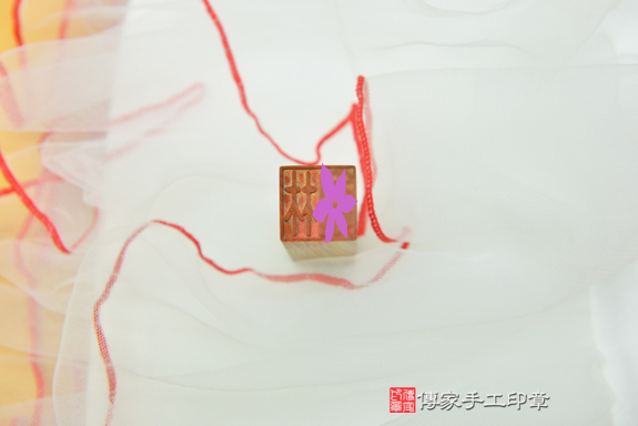 電腦刻印印章:綠檀木胎毛章實際成品、印章作品分享、綠檀木印章材質介紹。(臍帶印章、肚臍章、肚臍印章,胎毛印章,一圓一方)傳家手工印章台中店2021.04.06的照片78516578661.jpg DSC_2416-1.jpg