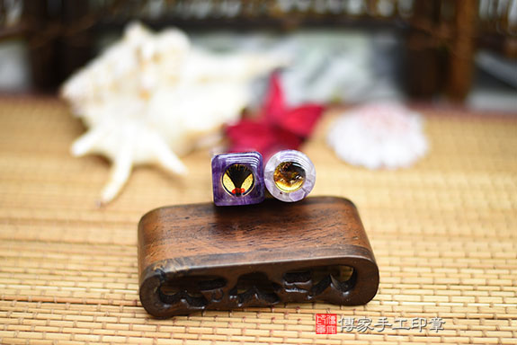 全手工噴砂印章:紫水晶臍帶章實際成品、印章作品分享、紫水晶印章材質介紹。(臍帶印章、肚臍章、肚臍印章,胎毛印章,一圓一方)傳家手工印章桃園店。2021.03.16 全手工噴砂印章:紫水晶臍帶章實際成品、印章作品分享、紫水晶印章材質介紹。(臍帶印章、肚臍章、肚臍印章,胎毛印章,一圓一方)傳家手工印章桃園店。2021.03.16