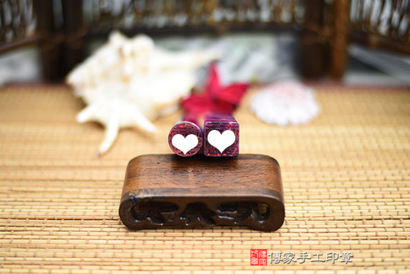 全手工噴砂印章:紫水晶臍帶章實際成品、印章作品分享、紫水晶印章材質介紹。(臍帶印章、肚臍章、肚臍印章,胎毛印章,一圓一方)傳家手工印章桃園店。2021.03.16 全手工噴砂印章:紫水晶臍帶章實際成品、印章作品分享、紫水晶印章材質介紹。(臍帶印章、肚臍章、肚臍印章,胎毛印章,一圓一方)傳家手工印章桃園店。2021.03.16