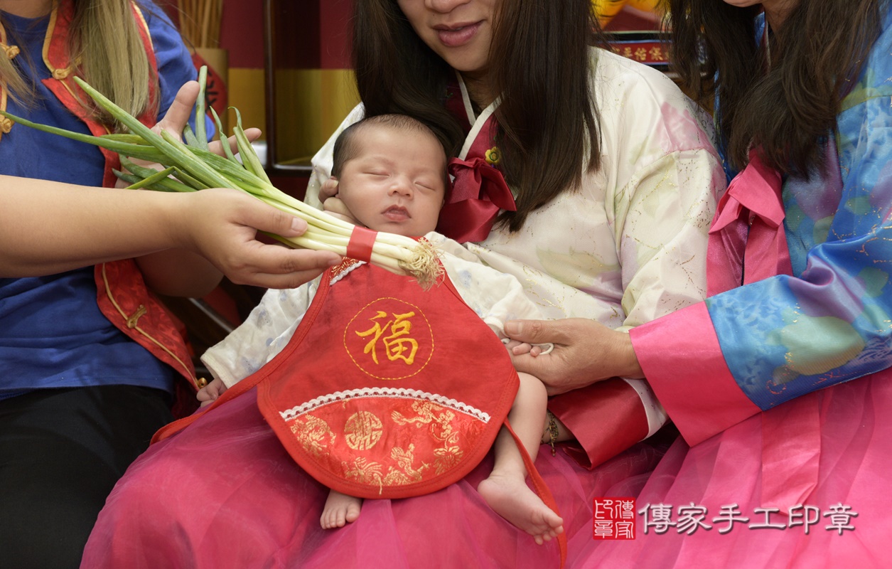 剃胎毛、滿月剃頭、嬰兒剃頭、嬰兒理髮、嬰兒剃髮、嬰兒剃胎毛、嬰兒滿月剃頭、寶寶剃頭、剃胎毛儀式、剃胎毛吉祥話、滿月剃頭儀式、滿月剃頭吉祥話、寶寶剃胎毛、寶寶滿月剃頭理髮、 桃園市八德區剃胎毛、桃園市八德區滿月剃頭、桃園市八德區嬰兒剃頭剃胎毛、桃園市八德區嬰兒理髮、桃園市嬰兒剃髮、 謝寶寶(桃園市八德區嬰兒寶寶滿月剃頭理髮、嬰兒剃胎毛儀式吉祥話)。中國風會場，爸媽寶貝穿「日中韓」古裝禮服。專業拍照、DVD光碟、證書。★購買「臍帶章、肚臍章、胎毛筆刷印章」贈送：剃頭、收涎、抓周，三選一。2021.01.25照片21