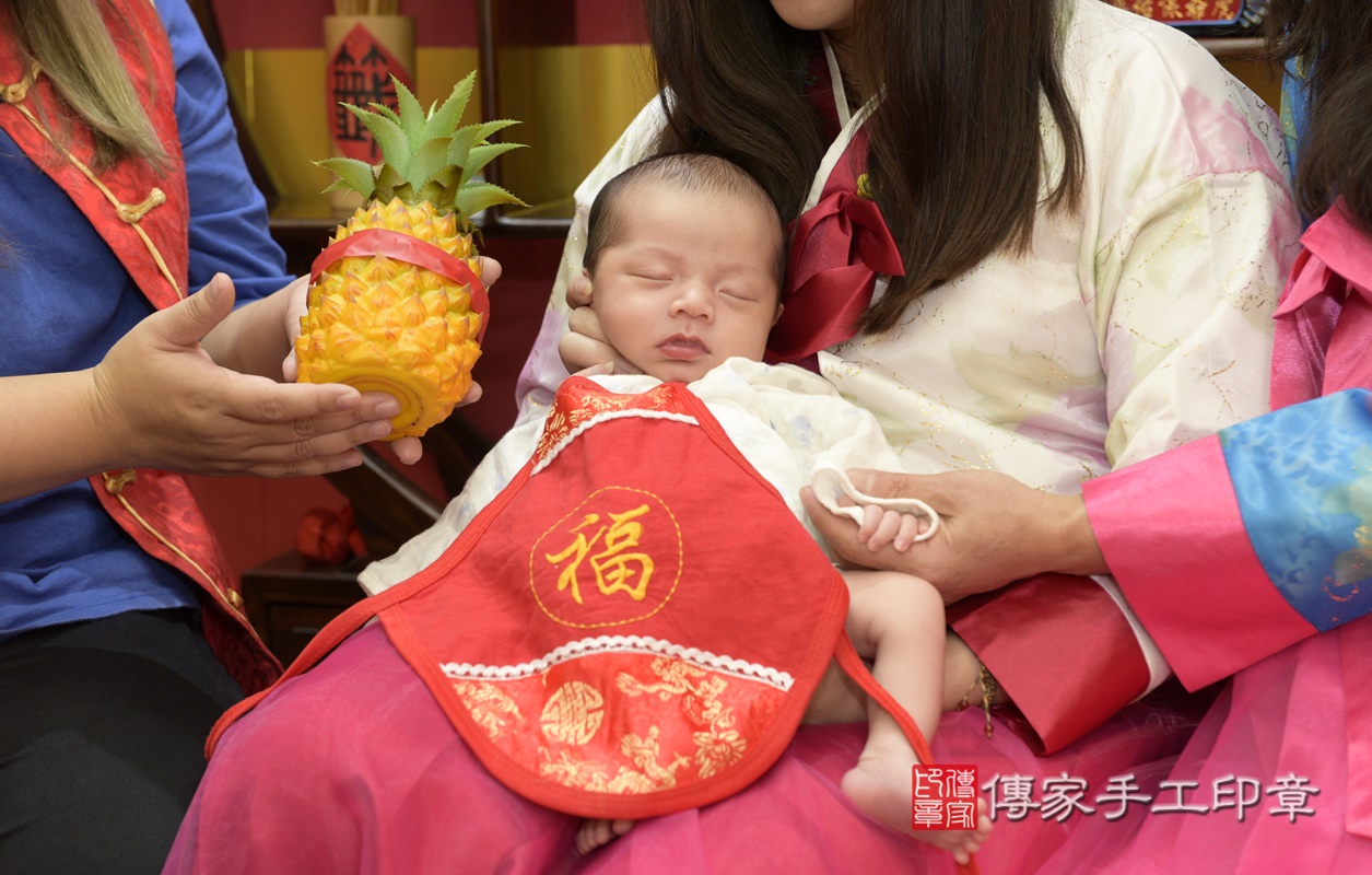 剃胎毛、滿月剃頭、嬰兒剃頭、嬰兒理髮、嬰兒剃髮、嬰兒剃胎毛、嬰兒滿月剃頭、寶寶剃頭、剃胎毛儀式、剃胎毛吉祥話、滿月剃頭儀式、滿月剃頭吉祥話、寶寶剃胎毛、寶寶滿月剃頭理髮、 桃園市八德區剃胎毛、桃園市八德區滿月剃頭、桃園市八德區嬰兒剃頭剃胎毛、桃園市八德區嬰兒理髮、桃園市嬰兒剃髮、 謝寶寶(桃園市八德區嬰兒寶寶滿月剃頭理髮、嬰兒剃胎毛儀式吉祥話)。中國風會場，爸媽寶貝穿「日中韓」古裝禮服。專業拍照、DVD光碟、證書。★購買「臍帶章、肚臍章、胎毛筆刷印章」贈送：剃頭、收涎、抓周，三選一。2021.01.25照片18