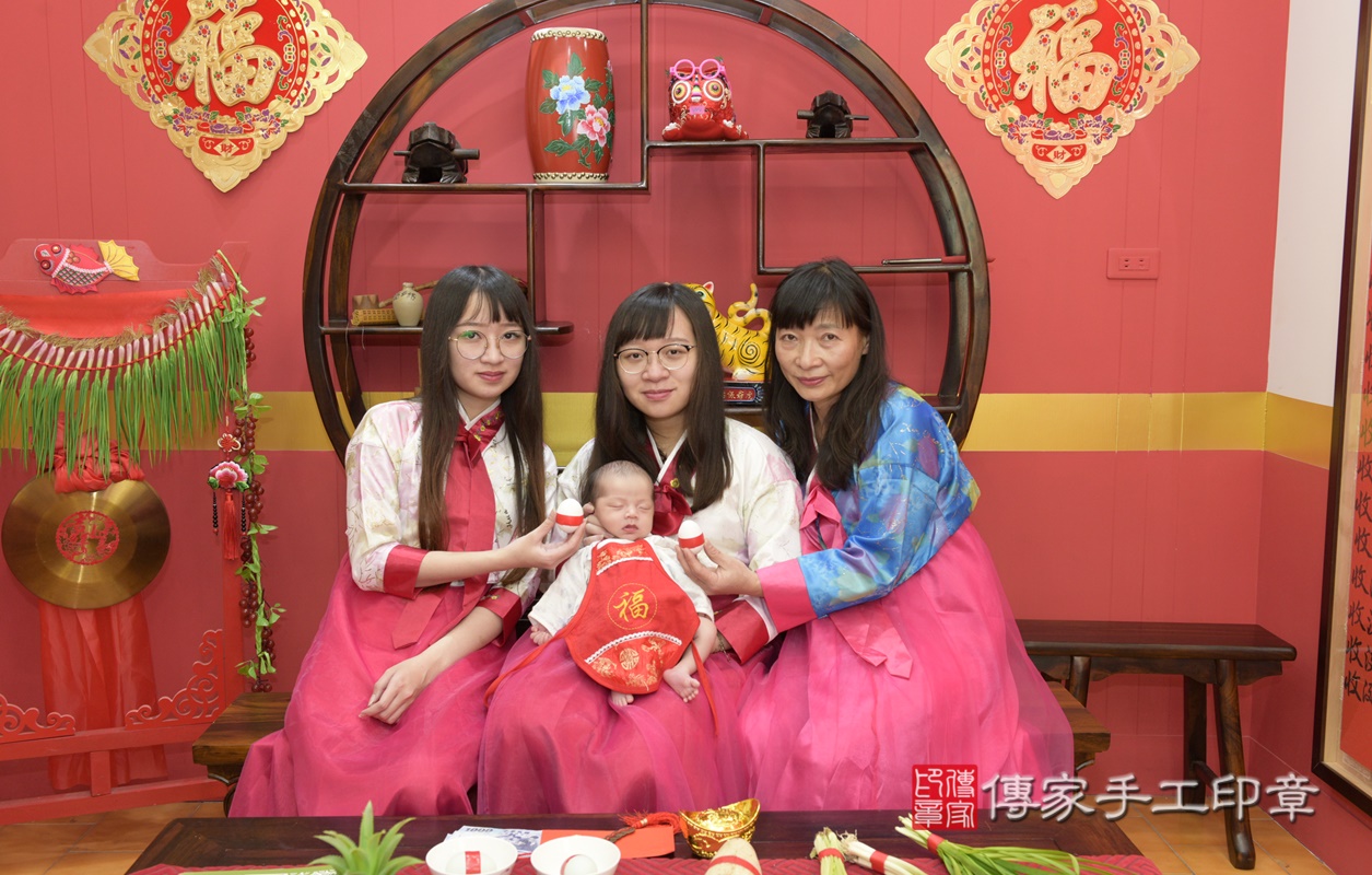 剃胎毛、滿月剃頭、嬰兒剃頭、嬰兒理髮、嬰兒剃髮、嬰兒剃胎毛、嬰兒滿月剃頭、寶寶剃頭、剃胎毛儀式、剃胎毛吉祥話、滿月剃頭儀式、滿月剃頭吉祥話、寶寶剃胎毛、寶寶滿月剃頭理髮、 桃園市八德區剃胎毛、桃園市八德區滿月剃頭、桃園市八德區嬰兒剃頭剃胎毛、桃園市八德區嬰兒理髮、桃園市嬰兒剃髮、 謝寶寶(桃園市八德區嬰兒寶寶滿月剃頭理髮、嬰兒剃胎毛儀式吉祥話)。中國風會場，爸媽寶貝穿「日中韓」古裝禮服。專業拍照、DVD光碟、證書。★購買「臍帶章、肚臍章、胎毛筆刷印章」贈送：剃頭、收涎、抓周，三選一。2021.01.25照片6