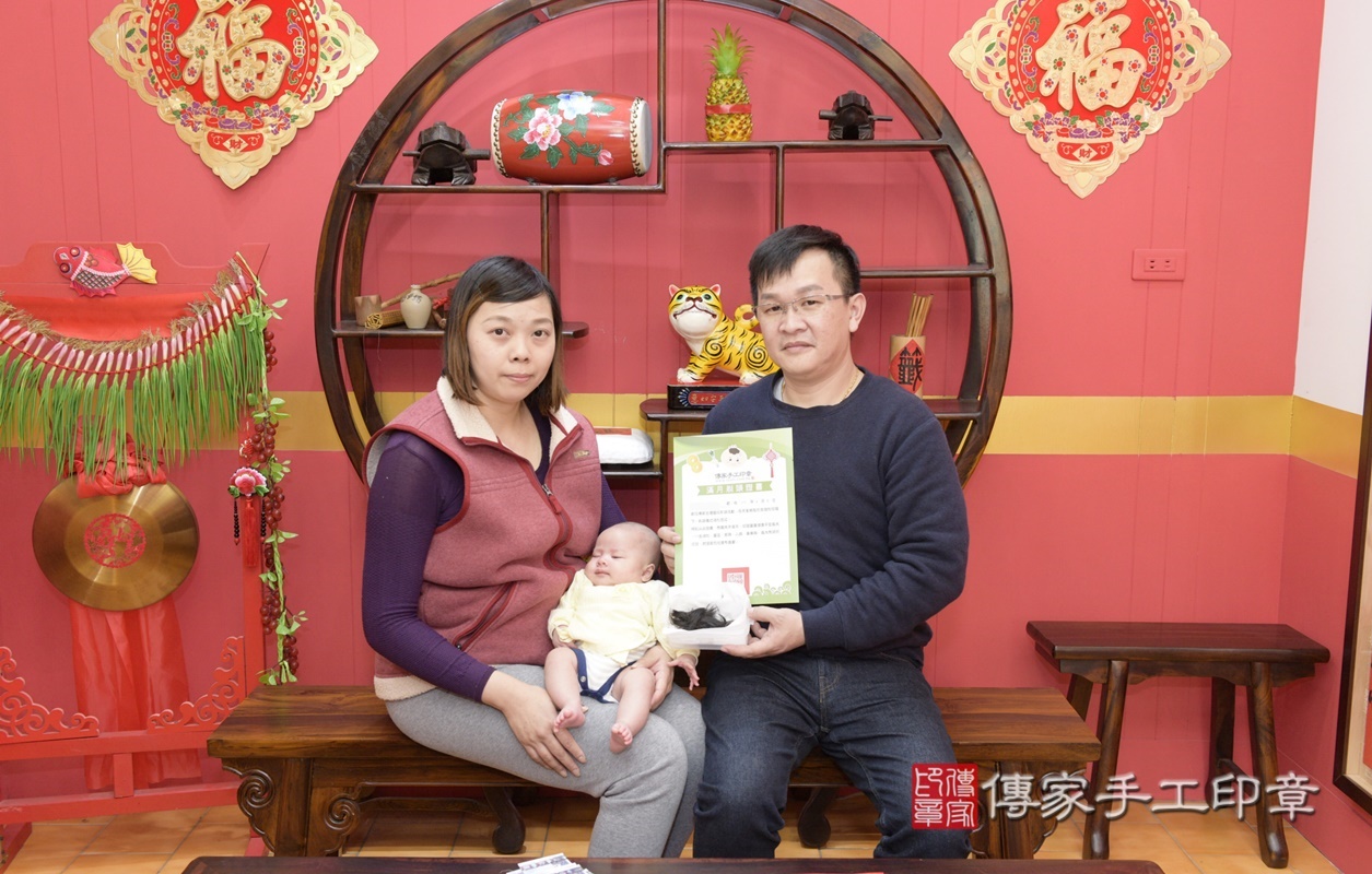 剃胎毛、滿月剃頭、嬰兒剃頭、嬰兒理髮、嬰兒剃髮、嬰兒剃胎毛、嬰兒滿月剃頭、寶寶剃頭、剃胎毛儀式、剃胎毛吉祥話、滿月剃頭儀式、滿月剃頭吉祥話、寶寶剃胎毛、寶寶滿月剃頭理髮、 桃園市八德區剃胎毛、桃園市八德區滿月剃頭、桃園市八德區嬰兒剃頭剃胎毛、桃園市八德區嬰兒理髮、桃園市嬰兒剃髮、 陳寶寶(桃園市八德區嬰兒寶寶滿月剃頭理髮、嬰兒剃胎毛儀式吉祥話)。中國風會場，爸媽寶貝穿「日中韓」古裝禮服。專業拍照、DVD光碟、證書。★購買「臍帶章、肚臍章、胎毛筆刷印章」贈送：剃頭、收涎、抓周，三選一。2021.02.09照片15