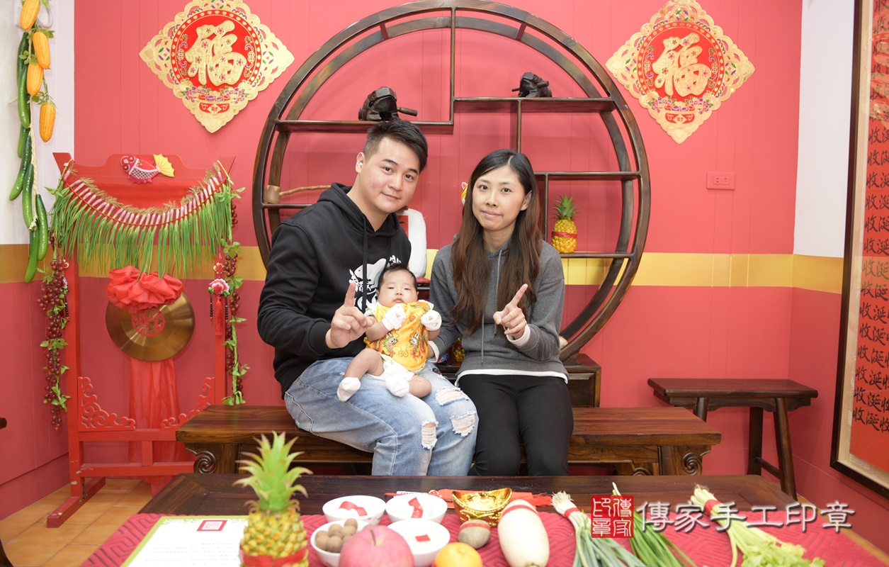 剃胎毛、滿月剃頭、嬰兒剃頭、嬰兒理髮、嬰兒剃髮、嬰兒剃胎毛、嬰兒滿月剃頭、寶寶剃頭、剃胎毛儀式、剃胎毛吉祥話、滿月剃頭儀式、滿月剃頭吉祥話、寶寶剃胎毛、寶寶滿月剃頭理髮、 桃園市八德區剃胎毛、桃園市八德區滿月剃頭、桃園市八德區嬰兒剃頭剃胎毛、桃園市八德區嬰兒理髮、桃園市嬰兒剃髮、 陳寶寶(桃園市八德區嬰兒寶寶滿月剃頭理髮、嬰兒剃胎毛儀式吉祥話)。中國風會場，爸媽寶貝穿「日中韓」古裝禮服。專業拍照、DVD光碟、證書。★購買「臍帶章、肚臍章、胎毛筆刷印章」贈送：剃頭、收涎、抓周，三選一。2020.12.06照片1