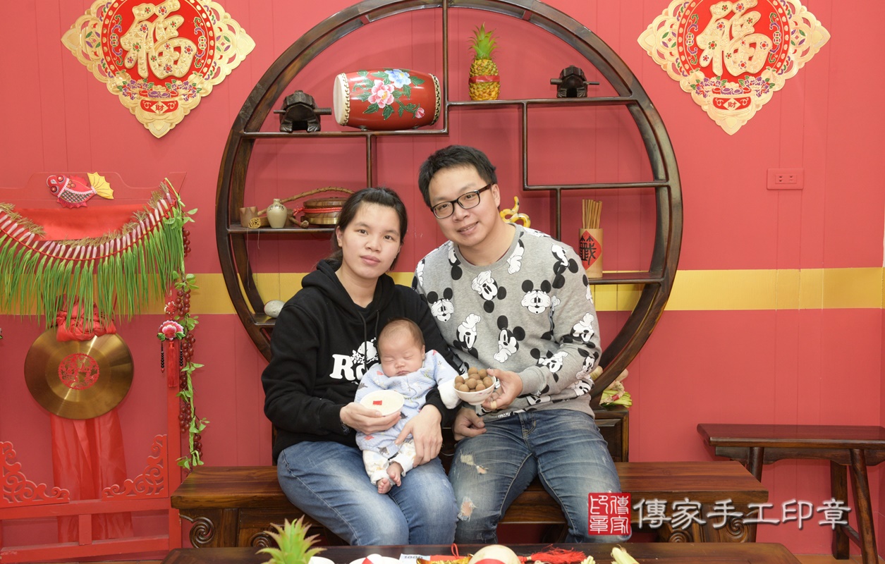 剃胎毛、滿月剃頭、嬰兒剃頭、嬰兒理髮、嬰兒剃髮、嬰兒剃胎毛、嬰兒滿月剃頭、寶寶剃頭、剃胎毛儀式、剃胎毛吉祥話、滿月剃頭儀式、滿月剃頭吉祥話、寶寶剃胎毛、寶寶滿月剃頭理髮、 桃園市八德區剃胎毛、桃園市八德區滿月剃頭、桃園市八德區嬰兒剃頭剃胎毛、桃園市八德區嬰兒理髮、桃園市嬰兒剃髮、 許寶寶(桃園市八德區嬰兒寶寶滿月剃頭理髮、嬰兒剃胎毛儀式吉祥話)。中國風會場，爸媽寶貝穿「日中韓」古裝禮服。專業拍照、DVD光碟、證書。★購買「臍帶章、肚臍章、胎毛筆刷印章」贈送：剃頭、收涎、抓周，三選一。2021.03.05照片10