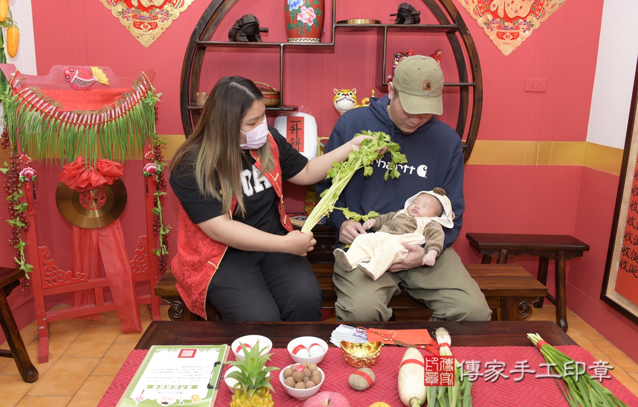剃胎毛、滿月剃頭、嬰兒剃頭、嬰兒理髮、嬰兒剃髮、嬰兒剃胎毛、嬰兒滿月剃頭、寶寶剃頭、剃胎毛儀式、剃胎毛吉祥話、滿月剃頭儀式、滿月剃頭吉祥話、寶寶剃胎毛、寶寶滿月剃頭理髮、 桃園市八德區剃胎毛、桃園市八德區滿月剃頭、桃園市八德區嬰兒剃頭剃胎毛、桃園市八德區嬰兒理髮、桃園市嬰兒剃髮、 洪寶寶(桃園市八德區嬰兒寶寶滿月剃頭理髮、嬰兒剃胎毛儀式吉祥話)。中國風會場，爸媽寶貝穿「日中韓」古裝禮服。專業拍照、DVD光碟、證書。★購買「臍帶章、肚臍章、胎毛筆刷印章」贈送：剃頭、收涎、抓周，三選一。2020.12.28照片11