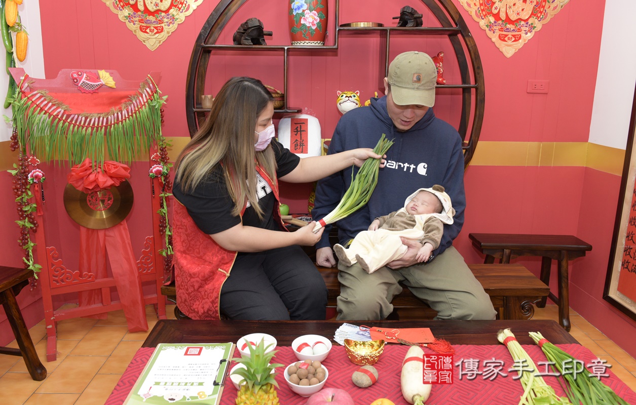 剃胎毛、滿月剃頭、嬰兒剃頭、嬰兒理髮、嬰兒剃髮、嬰兒剃胎毛、嬰兒滿月剃頭、寶寶剃頭、剃胎毛儀式、剃胎毛吉祥話、滿月剃頭儀式、滿月剃頭吉祥話、寶寶剃胎毛、寶寶滿月剃頭理髮、 桃園市八德區剃胎毛、桃園市八德區滿月剃頭、桃園市八德區嬰兒剃頭剃胎毛、桃園市八德區嬰兒理髮、桃園市嬰兒剃髮、 洪寶寶(桃園市八德區嬰兒寶寶滿月剃頭理髮、嬰兒剃胎毛儀式吉祥話)。中國風會場，爸媽寶貝穿「日中韓」古裝禮服。專業拍照、DVD光碟、證書。★購買「臍帶章、肚臍章、胎毛筆刷印章」贈送：剃頭、收涎、抓周，三選一。2020.12.28照片12