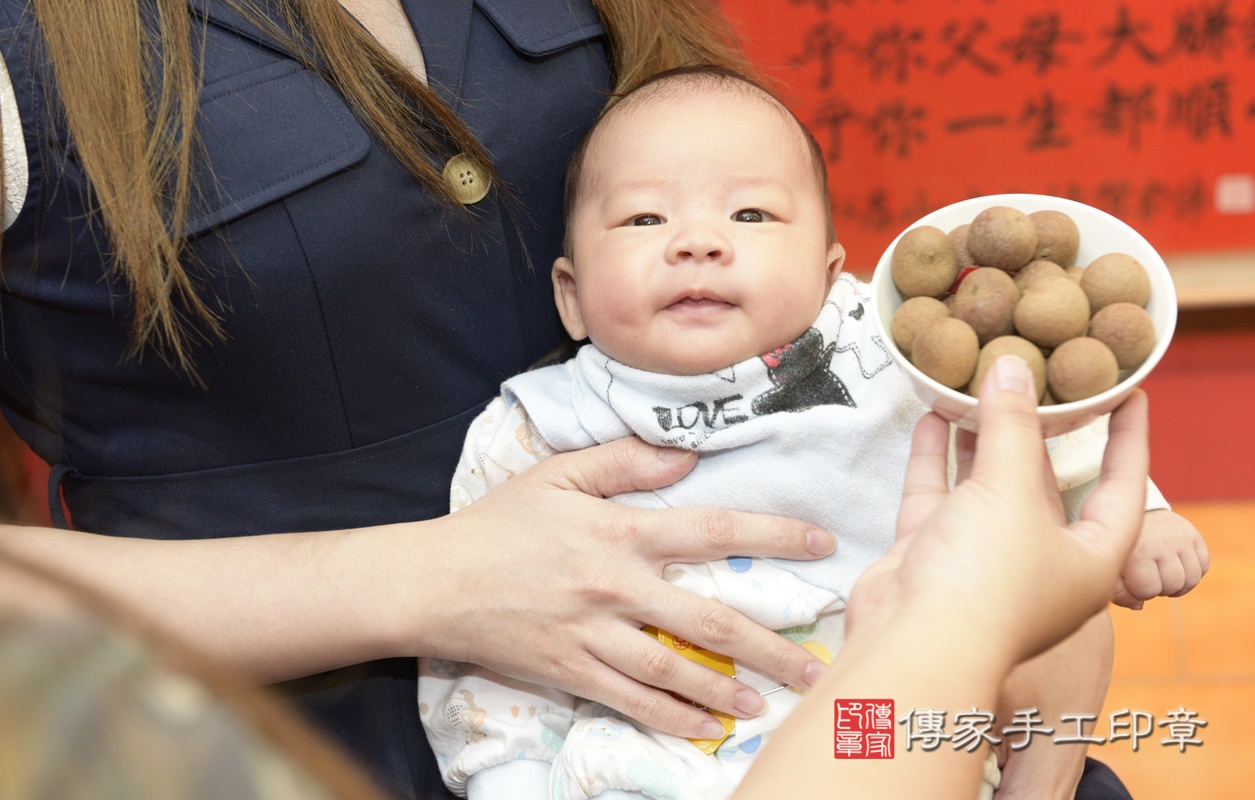 剃胎毛、滿月剃頭、嬰兒剃頭、嬰兒理髮、嬰兒剃髮、嬰兒剃胎毛、嬰兒滿月剃頭、寶寶剃頭、剃胎毛儀式、剃胎毛吉祥話、滿月剃頭儀式、滿月剃頭吉祥話、寶寶剃胎毛、寶寶滿月剃頭理髮、 桃園市八德區剃胎毛、桃園市八德區滿月剃頭、桃園市八德區嬰兒剃頭剃胎毛、桃園市八德區嬰兒理髮、桃園市嬰兒剃髮、 李寶寶(桃園市八德區嬰兒寶寶滿月剃頭理髮、嬰兒剃胎毛儀式吉祥話)。中國風會場，爸媽寶貝穿「日中韓」古裝禮服。專業拍照、DVD光碟、證書。★購買「臍帶章、肚臍章、胎毛筆刷印章」贈送：剃頭、收涎、抓周，三選一。2021.03.17照片11