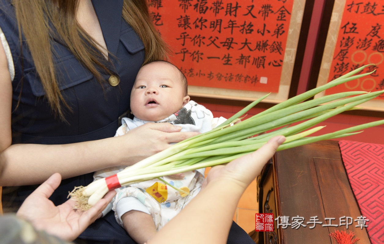 剃胎毛、滿月剃頭、嬰兒剃頭、嬰兒理髮、嬰兒剃髮、嬰兒剃胎毛、嬰兒滿月剃頭、寶寶剃頭、剃胎毛儀式、剃胎毛吉祥話、滿月剃頭儀式、滿月剃頭吉祥話、寶寶剃胎毛、寶寶滿月剃頭理髮、 桃園市八德區剃胎毛、桃園市八德區滿月剃頭、桃園市八德區嬰兒剃頭剃胎毛、桃園市八德區嬰兒理髮、桃園市嬰兒剃髮、 李寶寶(桃園市八德區嬰兒寶寶滿月剃頭理髮、嬰兒剃胎毛儀式吉祥話)。中國風會場，爸媽寶貝穿「日中韓」古裝禮服。專業拍照、DVD光碟、證書。★購買「臍帶章、肚臍章、胎毛筆刷印章」贈送：剃頭、收涎、抓周，三選一。2021.03.17照片18