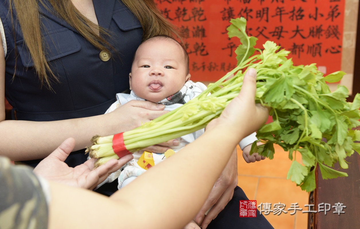 剃胎毛、滿月剃頭、嬰兒剃頭、嬰兒理髮、嬰兒剃髮、嬰兒剃胎毛、嬰兒滿月剃頭、寶寶剃頭、剃胎毛儀式、剃胎毛吉祥話、滿月剃頭儀式、滿月剃頭吉祥話、寶寶剃胎毛、寶寶滿月剃頭理髮、 桃園市八德區剃胎毛、桃園市八德區滿月剃頭、桃園市八德區嬰兒剃頭剃胎毛、桃園市八德區嬰兒理髮、桃園市嬰兒剃髮、 李寶寶(桃園市八德區嬰兒寶寶滿月剃頭理髮、嬰兒剃胎毛儀式吉祥話)。中國風會場，爸媽寶貝穿「日中韓」古裝禮服。專業拍照、DVD光碟、證書。★購買「臍帶章、肚臍章、胎毛筆刷印章」贈送：剃頭、收涎、抓周，三選一。2021.03.17照片20