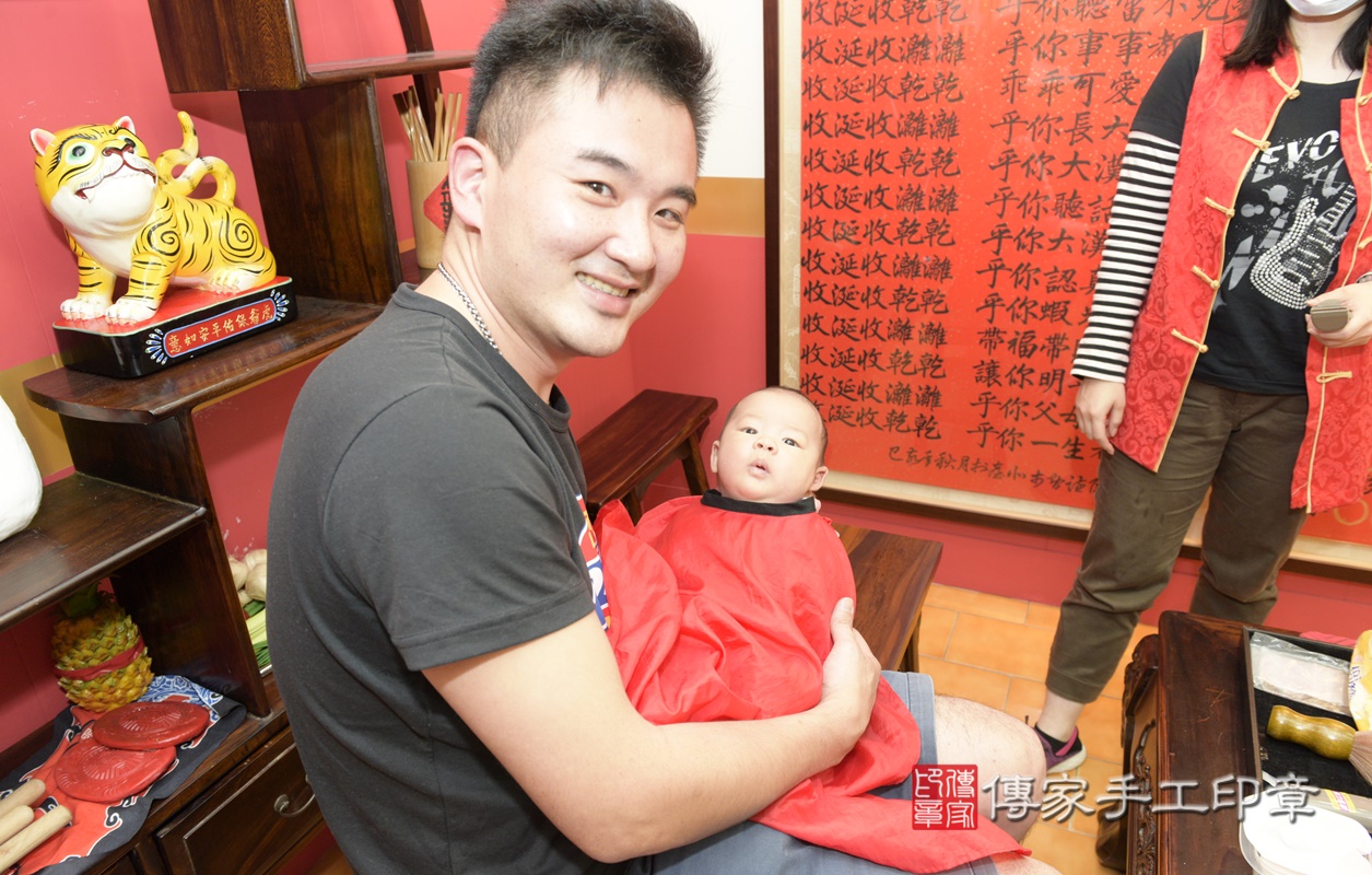 剃胎毛、滿月剃頭、嬰兒剃頭、嬰兒理髮、嬰兒剃髮、嬰兒剃胎毛、嬰兒滿月剃頭、寶寶剃頭、剃胎毛儀式、剃胎毛吉祥話、滿月剃頭儀式、滿月剃頭吉祥話、寶寶剃胎毛、寶寶滿月剃頭理髮、 桃園市八德區剃胎毛、桃園市八德區滿月剃頭、桃園市八德區嬰兒剃頭剃胎毛、桃園市八德區嬰兒理髮、桃園市嬰兒剃髮、 李寶寶(桃園市八德區嬰兒寶寶滿月剃頭理髮、嬰兒剃胎毛儀式吉祥話)。中國風會場，爸媽寶貝穿「日中韓」古裝禮服。專業拍照、DVD光碟、證書。★購買「臍帶章、肚臍章、胎毛筆刷印章」贈送：剃頭、收涎、抓周，三選一。2021.03.17照片24