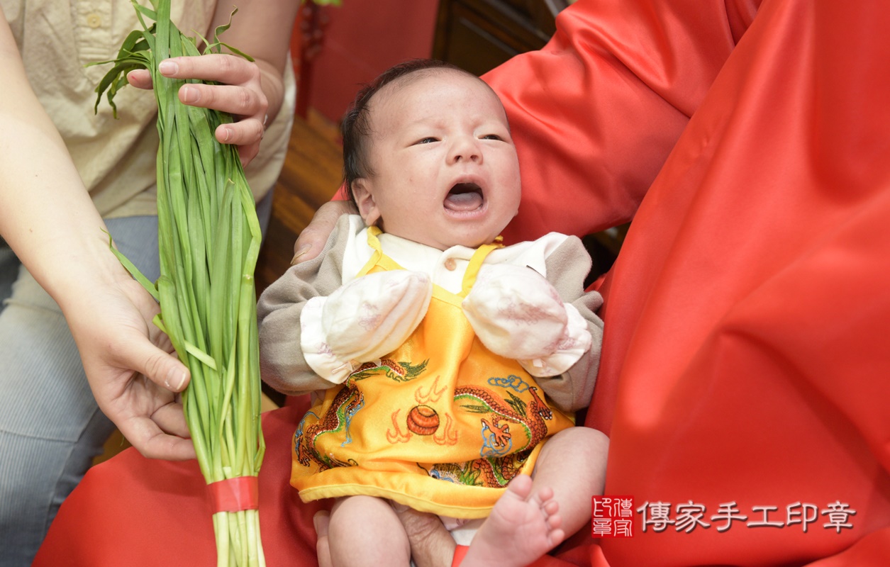 剃胎毛、滿月剃頭、嬰兒剃頭、嬰兒理髮、嬰兒剃髮、嬰兒剃胎毛、嬰兒滿月剃頭、寶寶剃頭、剃胎毛儀式、剃胎毛吉祥話、滿月剃頭儀式、滿月剃頭吉祥話、寶寶剃胎毛、寶寶滿月剃頭理髮、 桃園市八德區剃胎毛、桃園市八德區滿月剃頭、桃園市八德區嬰兒剃頭剃胎毛、桃園市八德區嬰兒理髮、桃園市嬰兒剃髮、 李寶寶(桃園市八德區嬰兒寶寶滿月剃頭理髮、嬰兒剃胎毛儀式吉祥話)。中國風會場，爸媽寶貝穿「日中韓」古裝禮服。專業拍照、DVD光碟、證書。★購買「臍帶章、肚臍章、胎毛筆刷印章」贈送：剃頭、收涎、抓周，三選一。2021.02.24照片18