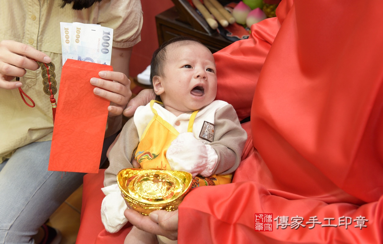 剃胎毛、滿月剃頭、嬰兒剃頭、嬰兒理髮、嬰兒剃髮、嬰兒剃胎毛、嬰兒滿月剃頭、寶寶剃頭、剃胎毛儀式、剃胎毛吉祥話、滿月剃頭儀式、滿月剃頭吉祥話、寶寶剃胎毛、寶寶滿月剃頭理髮、 桃園市八德區剃胎毛、桃園市八德區滿月剃頭、桃園市八德區嬰兒剃頭剃胎毛、桃園市八德區嬰兒理髮、桃園市嬰兒剃髮、 李寶寶(桃園市八德區嬰兒寶寶滿月剃頭理髮、嬰兒剃胎毛儀式吉祥話)。中國風會場，爸媽寶貝穿「日中韓」古裝禮服。專業拍照、DVD光碟、證書。★購買「臍帶章、肚臍章、胎毛筆刷印章」贈送：剃頭、收涎、抓周，三選一。2021.02.24照片23