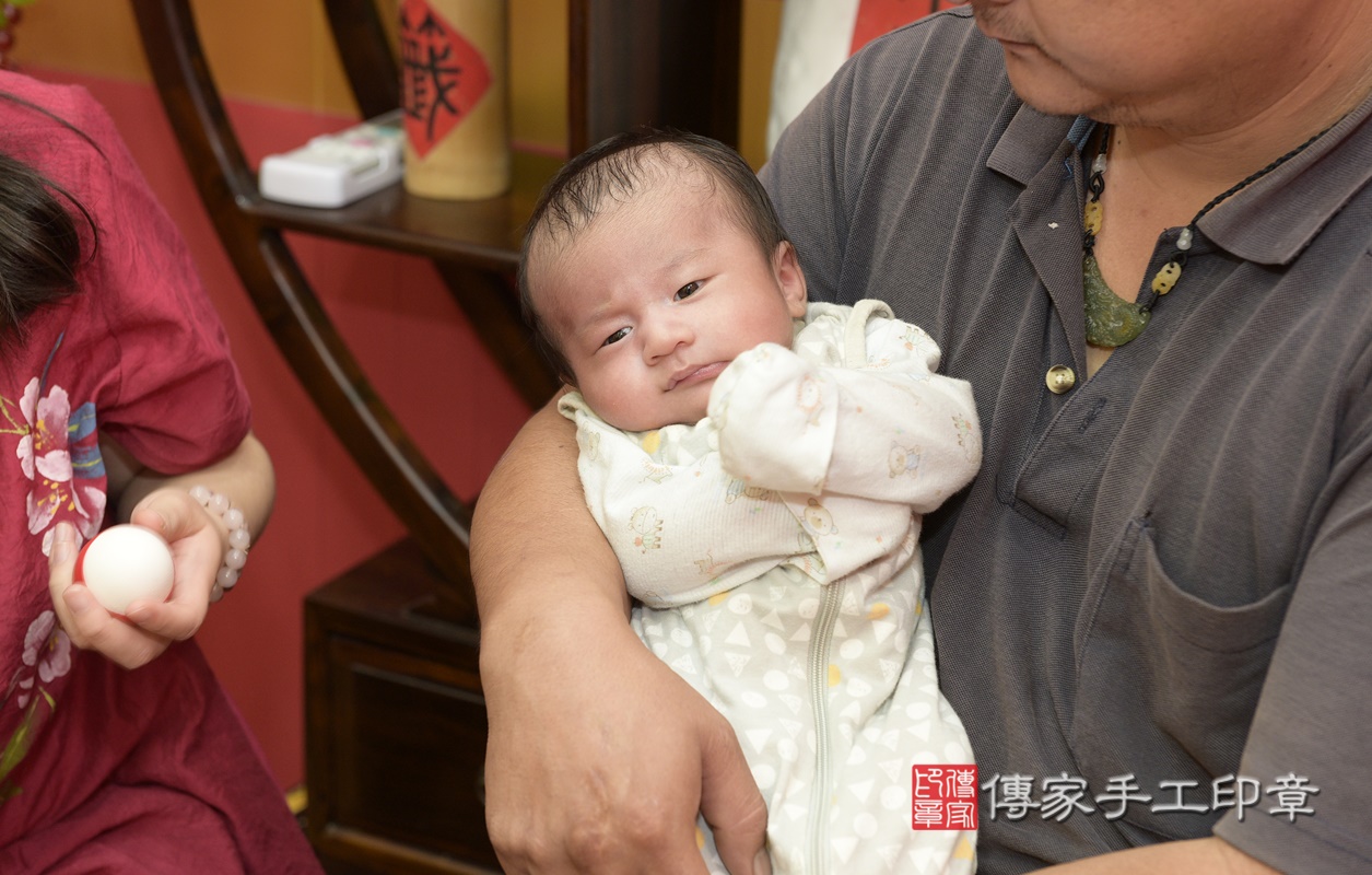 剃胎毛、滿月剃頭、嬰兒剃頭、嬰兒理髮、嬰兒剃髮、嬰兒剃胎毛、嬰兒滿月剃頭、寶寶剃頭、剃胎毛儀式、剃胎毛吉祥話、滿月剃頭儀式、滿月剃頭吉祥話、寶寶剃胎毛、寶寶滿月剃頭理髮、 桃園市八德區剃胎毛、桃園市八德區滿月剃頭、桃園市八德區嬰兒剃頭剃胎毛、桃園市八德區嬰兒理髮、桃園市嬰兒剃髮、 王寶寶(桃園市八德區嬰兒寶寶滿月剃頭理髮、嬰兒剃胎毛儀式吉祥話)。中國風會場，爸媽寶貝穿「日中韓」古裝禮服。專業拍照、DVD光碟、證書。★購買「臍帶章、肚臍章、胎毛筆刷印章」贈送：剃頭、收涎、抓周，三選一。2020.11.27照片8
