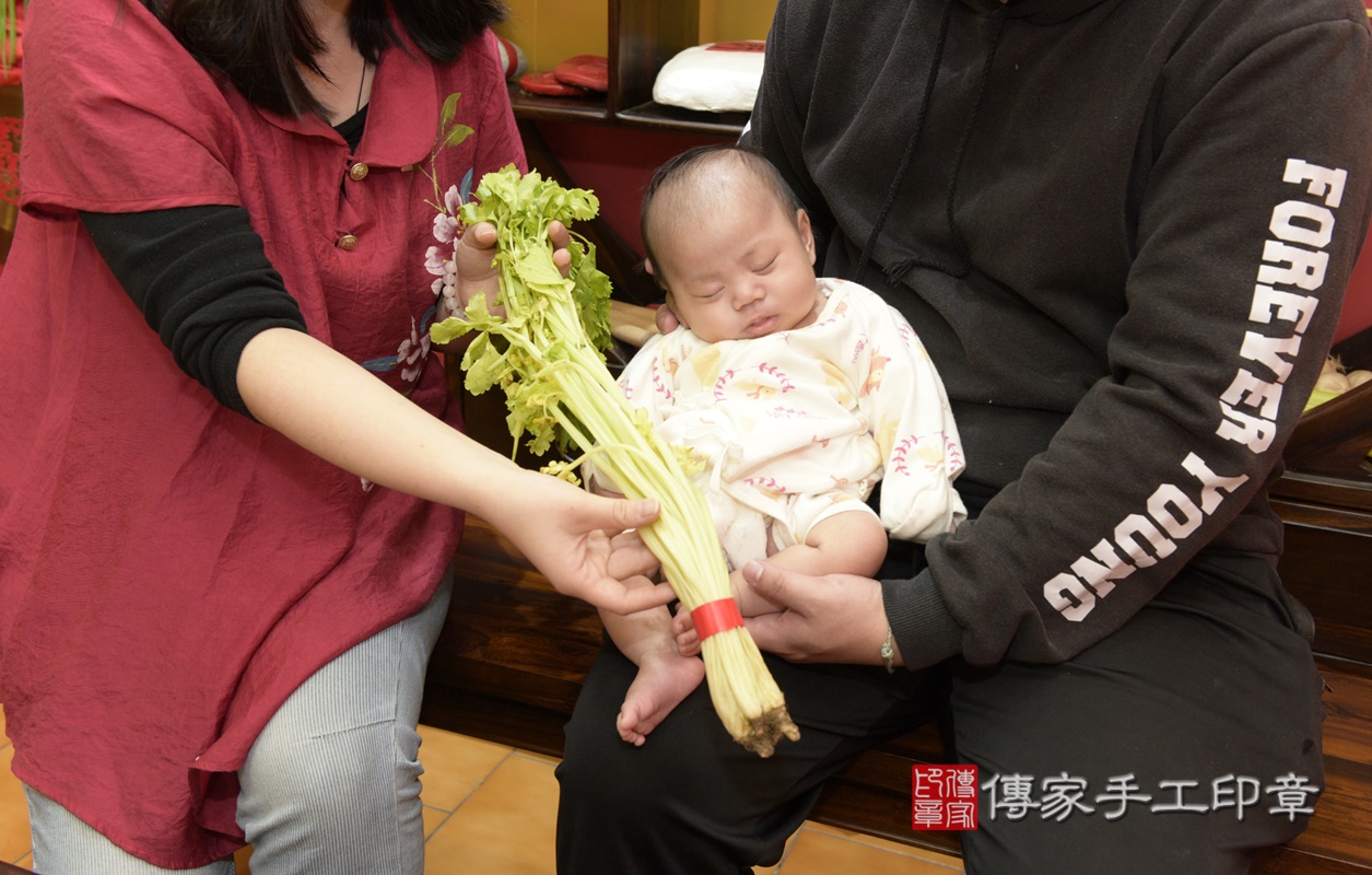 剃胎毛、滿月剃頭、嬰兒剃頭、嬰兒理髮、嬰兒剃髮、嬰兒剃胎毛、嬰兒滿月剃頭、寶寶剃頭、剃胎毛儀式、剃胎毛吉祥話、滿月剃頭儀式、滿月剃頭吉祥話、寶寶剃胎毛、寶寶滿月剃頭理髮、 桃園市八德區剃胎毛、桃園市八德區滿月剃頭、桃園市八德區嬰兒剃頭剃胎毛、桃園市八德區嬰兒理髮、桃園市嬰兒剃髮、 廖寶寶(桃園市八德區嬰兒寶寶滿月剃頭理髮、嬰兒剃胎毛儀式吉祥話)。中國風會場，爸媽寶貝穿「日中韓」古裝禮服。專業拍照、DVD光碟、證書。★購買「臍帶章、肚臍章、胎毛筆刷印章」贈送：剃頭、收涎、抓周，三選一。2021.02.25照片20