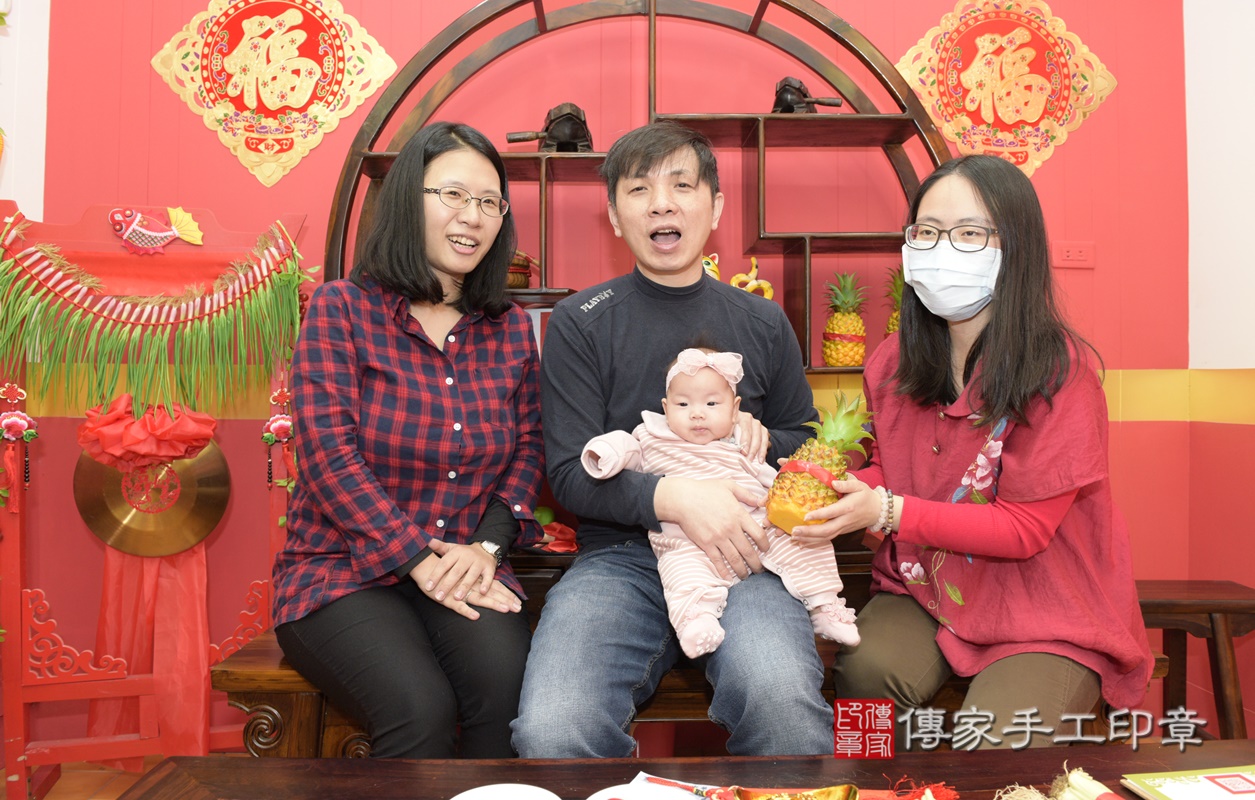 剃胎毛、滿月剃頭、嬰兒剃頭、嬰兒理髮、嬰兒剃髮、嬰兒剃胎毛、嬰兒滿月剃頭、寶寶剃頭、剃胎毛儀式、剃胎毛吉祥話、滿月剃頭儀式、滿月剃頭吉祥話、寶寶剃胎毛、寶寶滿月剃頭理髮、 桃園市八德區剃胎毛、桃園市八德區滿月剃頭、桃園市八德區嬰兒剃頭剃胎毛、桃園市八德區嬰兒理髮、桃園市嬰兒剃髮、 楊寶寶(桃園市八德區嬰兒寶寶滿月剃頭理髮、嬰兒剃胎毛儀式吉祥話)。中國風會場，爸媽寶貝穿「日中韓」古裝禮服。專業拍照、DVD光碟、證書。★購買「臍帶章、肚臍章、胎毛筆刷印章」贈送：剃頭、收涎、抓周，三選一。2020.12.25照片23