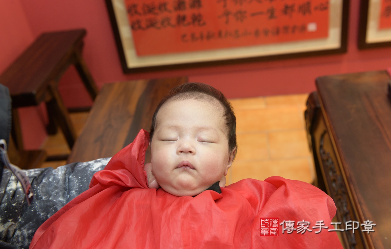 剃胎毛、滿月剃頭、嬰兒剃頭、嬰兒理髮、嬰兒剃髮、嬰兒剃胎毛、嬰兒滿月剃頭、寶寶剃頭、剃胎毛儀式、剃胎毛吉祥話、滿月剃頭儀式、滿月剃頭吉祥話、寶寶剃胎毛、寶寶滿月剃頭理髮、 桃園市八德區剃胎毛、桃園市八德區滿月剃頭、桃園市八德區嬰兒剃頭剃胎毛、桃園市八德區嬰兒理髮、桃園市嬰兒剃髮、 莊寶寶(桃園市八德區嬰兒寶寶滿月剃頭理髮、嬰兒剃胎毛儀式吉祥話)。中國風會場，爸媽寶貝穿「日中韓」古裝禮服。專業拍照、DVD光碟、證書。★購買「臍帶章、肚臍章、胎毛筆刷印章」贈送：剃頭、收涎、抓周，三選一。2021.01.01照片19