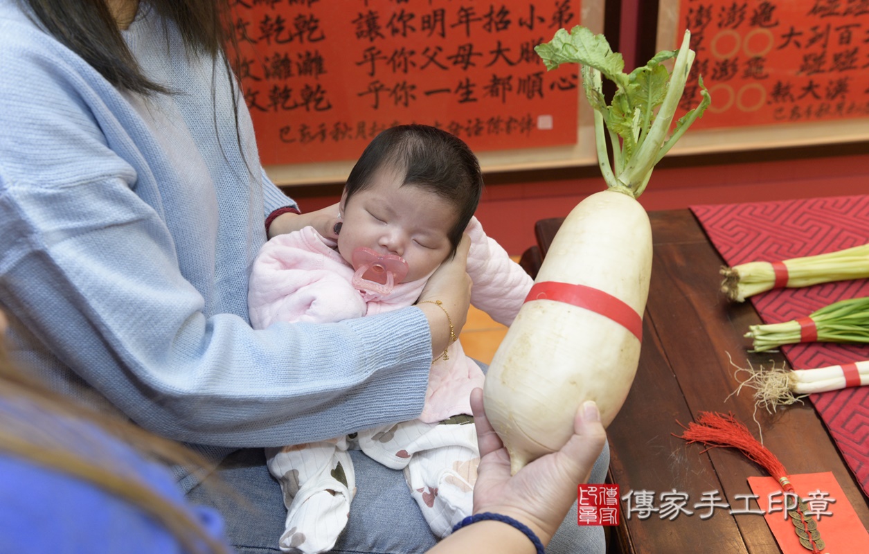 剃胎毛、滿月剃頭、嬰兒剃頭、嬰兒理髮、嬰兒剃髮、嬰兒剃胎毛、嬰兒滿月剃頭、寶寶剃頭、剃胎毛儀式、剃胎毛吉祥話、滿月剃頭儀式、滿月剃頭吉祥話、寶寶剃胎毛、寶寶滿月剃頭理髮、 桃園市八德區剃胎毛、桃園市八德區滿月剃頭、桃園市八德區嬰兒剃頭剃胎毛、桃園市八德區嬰兒理髮、桃園市嬰兒剃髮、 司寶寶(桃園市八德區嬰兒寶寶滿月剃頭理髮、嬰兒剃胎毛儀式吉祥話)。中國風會場，爸媽寶貝穿「日中韓」古裝禮服。專業拍照、DVD光碟、證書。★購買「臍帶章、肚臍章、胎毛筆刷印章」贈送：剃頭、收涎、抓周，三選一。2021.02.20照片21