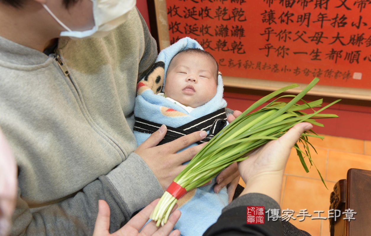 剃胎毛、滿月剃頭、嬰兒剃頭、嬰兒理髮、嬰兒剃髮、嬰兒剃胎毛、嬰兒滿月剃頭、寶寶剃頭、剃胎毛儀式、剃胎毛吉祥話、滿月剃頭儀式、滿月剃頭吉祥話、寶寶剃胎毛、寶寶滿月剃頭理髮、 桃園市八德區剃胎毛、桃園市八德區滿月剃頭、桃園市八德區嬰兒剃頭剃胎毛、桃園市八德區嬰兒理髮、桃園市嬰兒剃髮、 牛寶寶(桃園市八德區嬰兒寶寶滿月剃頭理髮、嬰兒剃胎毛儀式吉祥話)。中國風會場，爸媽寶貝穿「日中韓」古裝禮服。專業拍照、DVD光碟、證書。★購買「臍帶章、肚臍章、胎毛筆刷印章」贈送：剃頭、收涎、抓周，三選一。2021.01.15照片22
