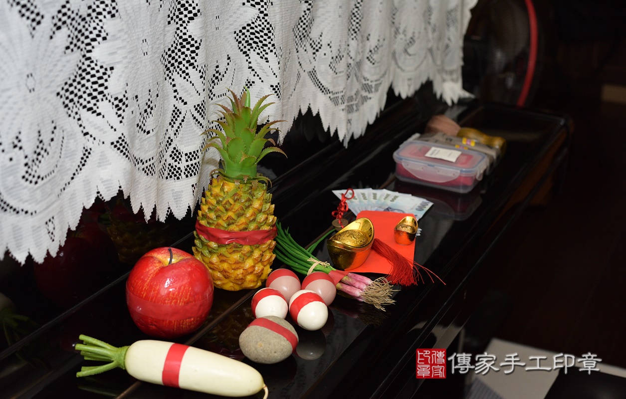 剃胎毛、滿月剃頭、嬰兒剃頭、嬰兒理髮、嬰兒剃髮、嬰兒剃胎毛、嬰兒滿月剃頭、寶寶剃頭、剃胎毛儀式、剃胎毛吉祥話、滿月剃頭儀式、滿月剃頭吉祥話、寶寶剃胎毛、寶寶滿月剃頭理髮、 桃園市龍潭區剃胎毛、桃園市龍潭區滿月剃頭、桃園市龍潭區嬰兒剃頭剃胎毛、桃園市龍潭區嬰兒理髮、桃園市嬰兒剃髮、 劉寶寶(桃園市龍潭區到府嬰兒寶寶滿月剃頭理髮、到府嬰兒剃胎毛儀式吉祥話)。到府剃頭剃胎毛主持、專業拍照、DVD光碟、證書。★購買「臍帶章、肚臍章、胎毛筆刷印章」贈送：剃頭、收涎、抓周，三選一。2020.12.27照片4