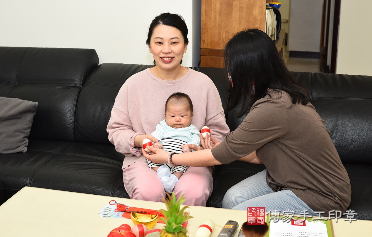 剃胎毛、滿月剃頭、嬰兒剃頭、嬰兒理髮、嬰兒剃髮、嬰兒剃胎毛、嬰兒滿月剃頭、寶寶剃頭、剃胎毛儀式、剃胎毛吉祥話、滿月剃頭儀式、滿月剃頭吉祥話、寶寶剃胎毛、寶寶滿月剃頭理髮、 桃園市龜山區剃胎毛、桃園市龜山區滿月剃頭、桃園市龜山區嬰兒剃頭剃胎毛、桃園市龜山區嬰兒理髮、桃園市嬰兒剃髮、 李寶寶(桃園市龜山區到府嬰兒寶寶滿月剃頭理髮、到府嬰兒剃胎毛儀式吉祥話)。到府剃頭剃胎毛主持、專業拍照、DVD光碟、證書。★購買「臍帶章、肚臍章、胎毛筆刷印章」贈送：剃頭、收涎、抓周，三選一。2021.02.22照片6