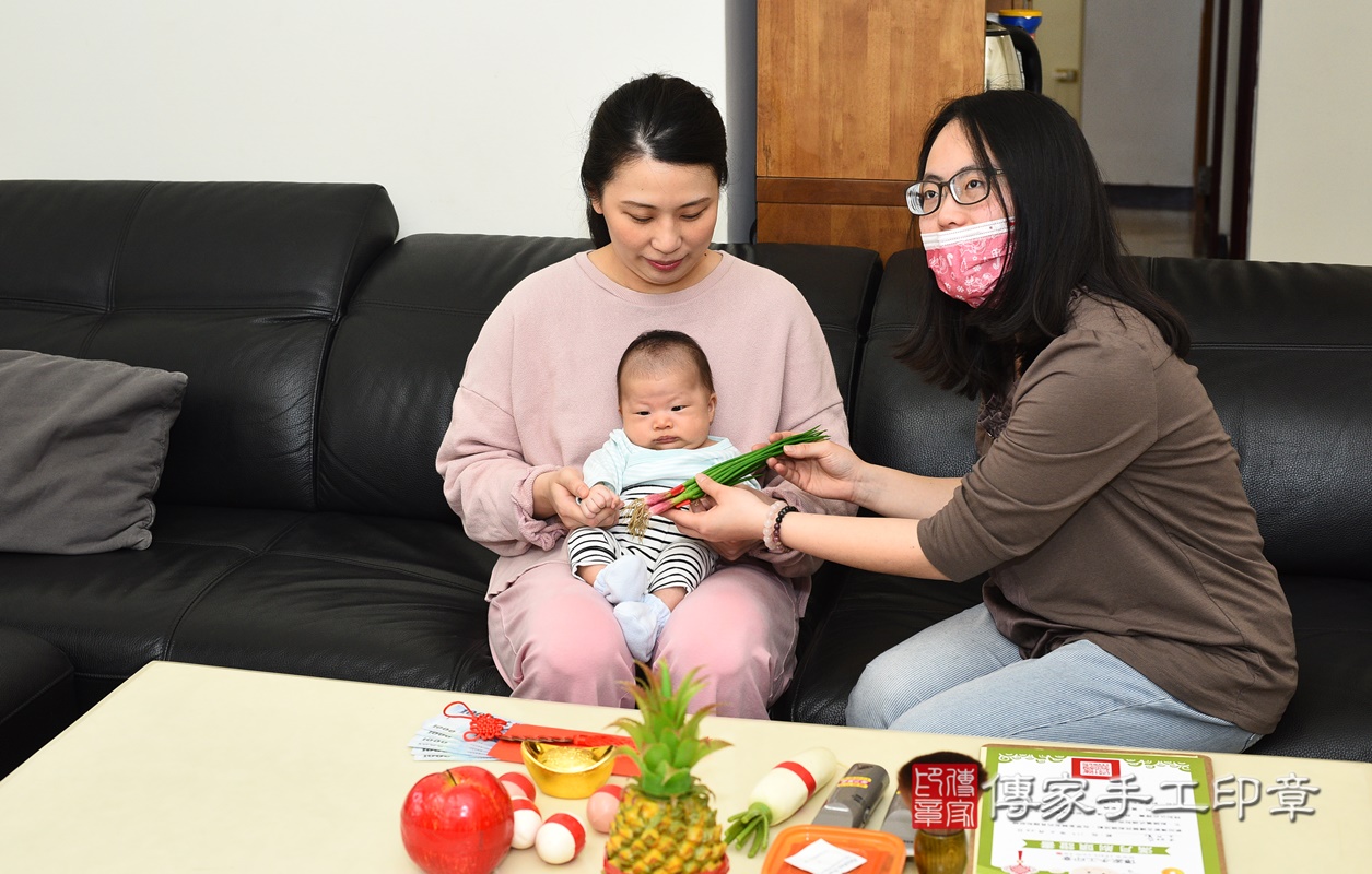 剃胎毛、滿月剃頭、嬰兒剃頭、嬰兒理髮、嬰兒剃髮、嬰兒剃胎毛、嬰兒滿月剃頭、寶寶剃頭、剃胎毛儀式、剃胎毛吉祥話、滿月剃頭儀式、滿月剃頭吉祥話、寶寶剃胎毛、寶寶滿月剃頭理髮、 桃園市龜山區剃胎毛、桃園市龜山區滿月剃頭、桃園市龜山區嬰兒剃頭剃胎毛、桃園市龜山區嬰兒理髮、桃園市嬰兒剃髮、 李寶寶(桃園市龜山區到府嬰兒寶寶滿月剃頭理髮、到府嬰兒剃胎毛儀式吉祥話)。到府剃頭剃胎毛主持、專業拍照、DVD光碟、證書。★購買「臍帶章、肚臍章、胎毛筆刷印章」贈送：剃頭、收涎、抓周，三選一。2021.02.22照片12