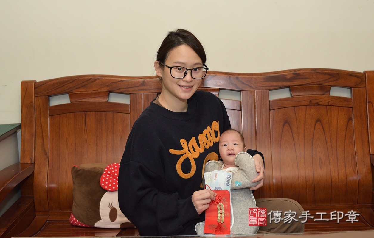 剃胎毛、滿月剃頭、嬰兒剃頭、嬰兒理髮、嬰兒剃髮、嬰兒剃胎毛、嬰兒滿月剃頭、寶寶剃頭、剃胎毛儀式、剃胎毛吉祥話、滿月剃頭儀式、滿月剃頭吉祥話、寶寶剃胎毛、寶寶滿月剃頭理髮、 桃園市桃園區剃胎毛、桃園市桃園區滿月剃頭、桃園市桃園區嬰兒剃頭剃胎毛、桃園市桃園區嬰兒理髮、桃園市嬰兒剃髮、 古寶寶(桃園市桃園區到府嬰兒寶寶滿月剃頭理髮、到府嬰兒剃胎毛儀式吉祥話)。到府剃頭剃胎毛主持、專業拍照、DVD光碟、證書。★購買「臍帶章、肚臍章、胎毛筆刷印章」贈送：剃頭、收涎、抓周，三選一。2021.01.12照片14