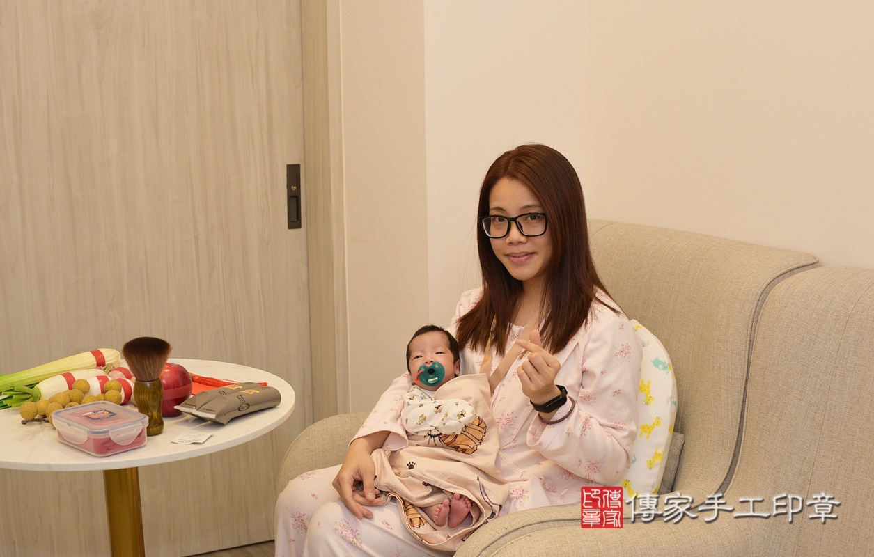 剃胎毛、滿月剃頭、嬰兒剃頭、嬰兒理髮、嬰兒剃髮、嬰兒剃胎毛、嬰兒滿月剃頭、寶寶剃頭、剃胎毛儀式、剃胎毛吉祥話、滿月剃頭儀式、滿月剃頭吉祥話、寶寶剃胎毛、寶寶滿月剃頭理髮、 桃園市桃園區剃胎毛、桃園市桃園區滿月剃頭、桃園市桃園區嬰兒剃頭剃胎毛、桃園市桃園區嬰兒理髮、桃園市嬰兒剃髮、 魏寶寶(桃園市桃園區到府嬰兒寶寶滿月剃頭理髮、到府嬰兒剃胎毛儀式吉祥話)。到府剃頭剃胎毛主持、專業拍照、DVD光碟、證書。★購買「臍帶章、肚臍章、胎毛筆刷印章」贈送：剃頭、收涎、抓周，三選一。2021.01.11照片2