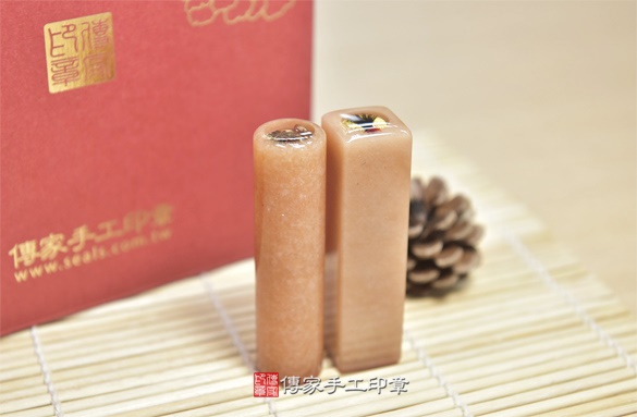 半手工噴砂印章:紅東菱玉臍帶章實際成品、印章作品分享、紅東菱玉印章材質介紹。(臍帶印章、肚臍章、肚臍印章,胎毛印章,一圓一方)傳家手工印章新竹店2021.5.5 半手工噴砂印章:紅東菱玉臍帶章實際成品、印章作品分享、紅東菱玉印章材質介紹。(臍帶印章、肚臍章、肚臍印章,胎毛印章,一圓一方)傳家手工印章新竹店2021.5.5