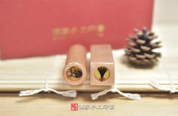 半手工噴砂印章:紅東菱玉臍帶章實際成品、印章作品分享、紅東菱玉印章材質介紹。(臍帶印章、肚臍章、肚臍印章,胎毛印章,一圓一方)傳家手工印章新竹店2021.5.5 半手工噴砂印章:紅東菱玉臍帶章實際成品、印章作品分享、紅東菱玉印章材質介紹。(臍帶印章、肚臍章、肚臍印章,胎毛印章,一圓一方)傳家手工印章新竹店2021.5.5