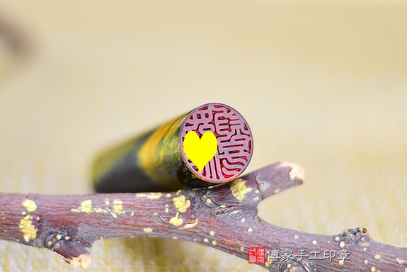 全手工噴砂印章:黃藍虎眼臍帶章實際成品、印章作品分享、黃藍虎眼印章材質介紹。(臍帶印章、肚臍章、肚臍印章,胎毛印章,一圓一方)傳家手工印章桃園店。2021.05.09 全手工噴砂印章:黃藍虎眼臍帶章實際成品、印章作品分享、黃藍虎眼印章材質介紹。(臍帶印章、肚臍章、肚臍印章,胎毛印章,一圓一方)傳家手工印章桃園店。2021.05.09