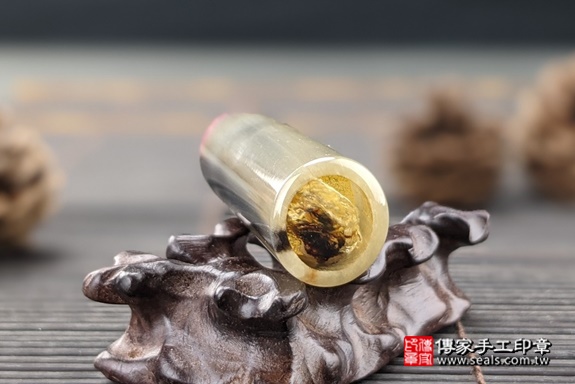 電腦刻印印章:赤牛角臍帶章實際成品、印章作品分享、赤牛角印章材質介紹。(臍帶印章、肚臍章、肚臍印章,胎毛印章,一圓一方)傳家手工印章高雄店。2021.05.13 電腦刻印印章:赤牛角臍帶章實際成品、印章作品分享、赤牛角印章材質介紹。(臍帶印章、肚臍章、肚臍印章,胎毛印章,一圓一方)傳家手工印章高雄店。2021.05.13