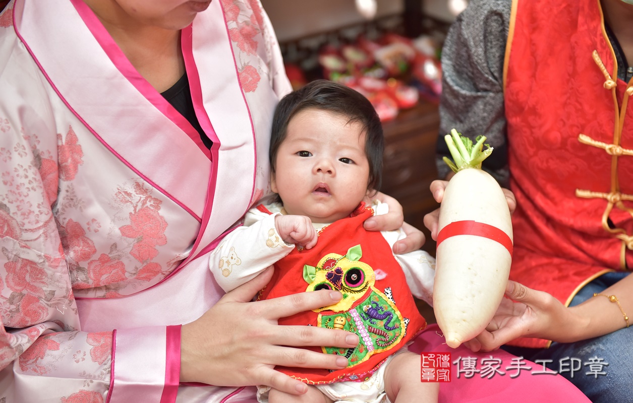 剃胎毛、滿月剃頭、嬰兒剃頭、嬰兒理髮、嬰兒剃髮、嬰兒剃胎毛、嬰兒滿月剃頭、寶寶剃頭、剃胎毛儀式、剃胎毛吉祥話、滿月剃頭儀式、滿月剃頭吉祥話、寶寶剃胎毛、寶寶滿月剃頭理髮、 新竹市香山區剃胎毛、新竹市香山區滿月剃頭、新竹市香山區嬰兒剃頭剃胎毛、新竹市香山區嬰兒理髮、新竹市嬰兒剃髮、 劉寶寶(新竹市香山區嬰兒寶寶滿月剃頭理髮、嬰兒剃胎毛儀式吉祥話)。中國風會場，爸媽寶貝穿「日中韓」古裝禮服。專業拍照、DVD光碟、證書。★購買「臍帶章、肚臍章、胎毛筆刷印章」贈送：剃頭、收涎、抓周，三選一。2020.09.27照片24