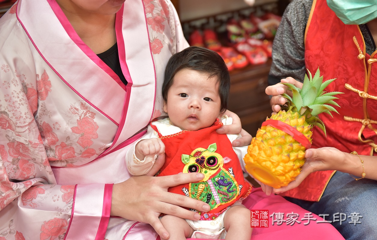 剃胎毛、滿月剃頭、嬰兒剃頭、嬰兒理髮、嬰兒剃髮、嬰兒剃胎毛、嬰兒滿月剃頭、寶寶剃頭、剃胎毛儀式、剃胎毛吉祥話、滿月剃頭儀式、滿月剃頭吉祥話、寶寶剃胎毛、寶寶滿月剃頭理髮、 新竹市香山區剃胎毛、新竹市香山區滿月剃頭、新竹市香山區嬰兒剃頭剃胎毛、新竹市香山區嬰兒理髮、新竹市嬰兒剃髮、 劉寶寶(新竹市香山區嬰兒寶寶滿月剃頭理髮、嬰兒剃胎毛儀式吉祥話)。中國風會場，爸媽寶貝穿「日中韓」古裝禮服。專業拍照、DVD光碟、證書。★購買「臍帶章、肚臍章、胎毛筆刷印章」贈送：剃頭、收涎、抓周，三選一。2020.09.27照片25