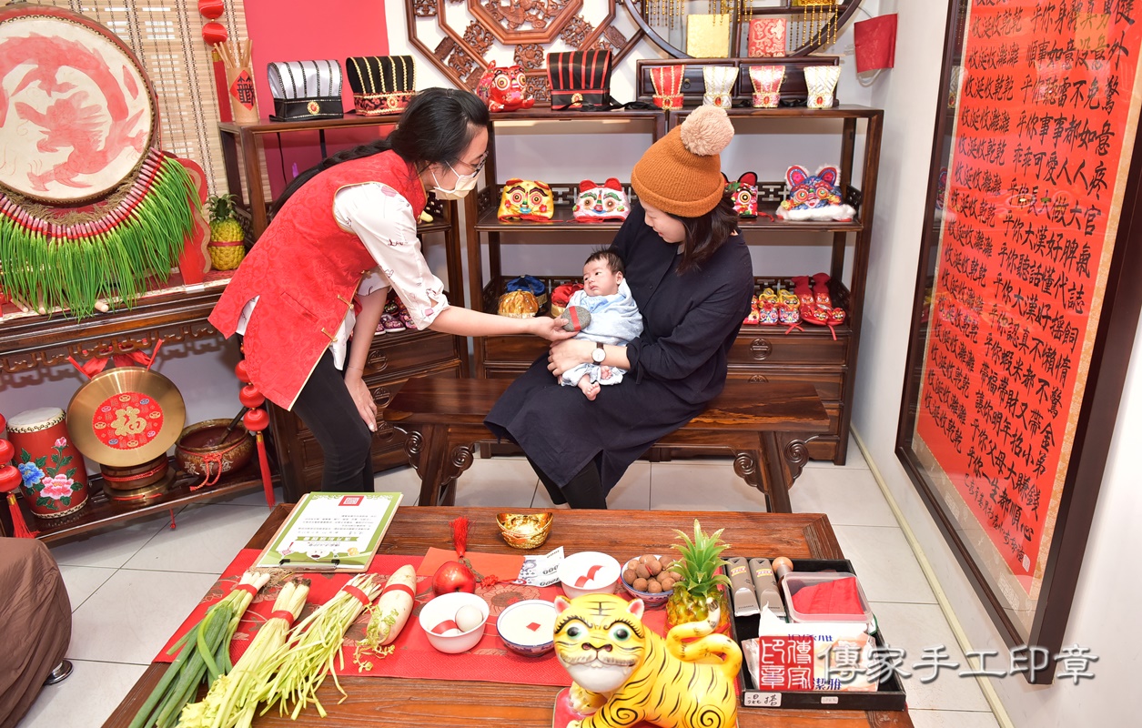 剃胎毛、滿月剃頭、嬰兒剃頭、嬰兒理髮、嬰兒剃髮、嬰兒剃胎毛、嬰兒滿月剃頭、寶寶剃頭、剃胎毛儀式、剃胎毛吉祥話、滿月剃頭儀式、滿月剃頭吉祥話、寶寶剃胎毛、寶寶滿月剃頭理髮、 新竹市香山區剃胎毛、新竹市香山區滿月剃頭、新竹市香山區嬰兒剃頭剃胎毛、新竹市香山區嬰兒理髮、新竹市嬰兒剃髮、 張寶寶(新竹市香山區嬰兒寶寶滿月剃頭理髮、嬰兒剃胎毛儀式吉祥話)。中國風會場，爸媽寶貝穿「日中韓」古裝禮服。專業拍照、DVD光碟、證書。★購買「臍帶章、肚臍章、胎毛筆刷印章」贈送：剃頭、收涎、抓周，三選一。2021.02.22照片10