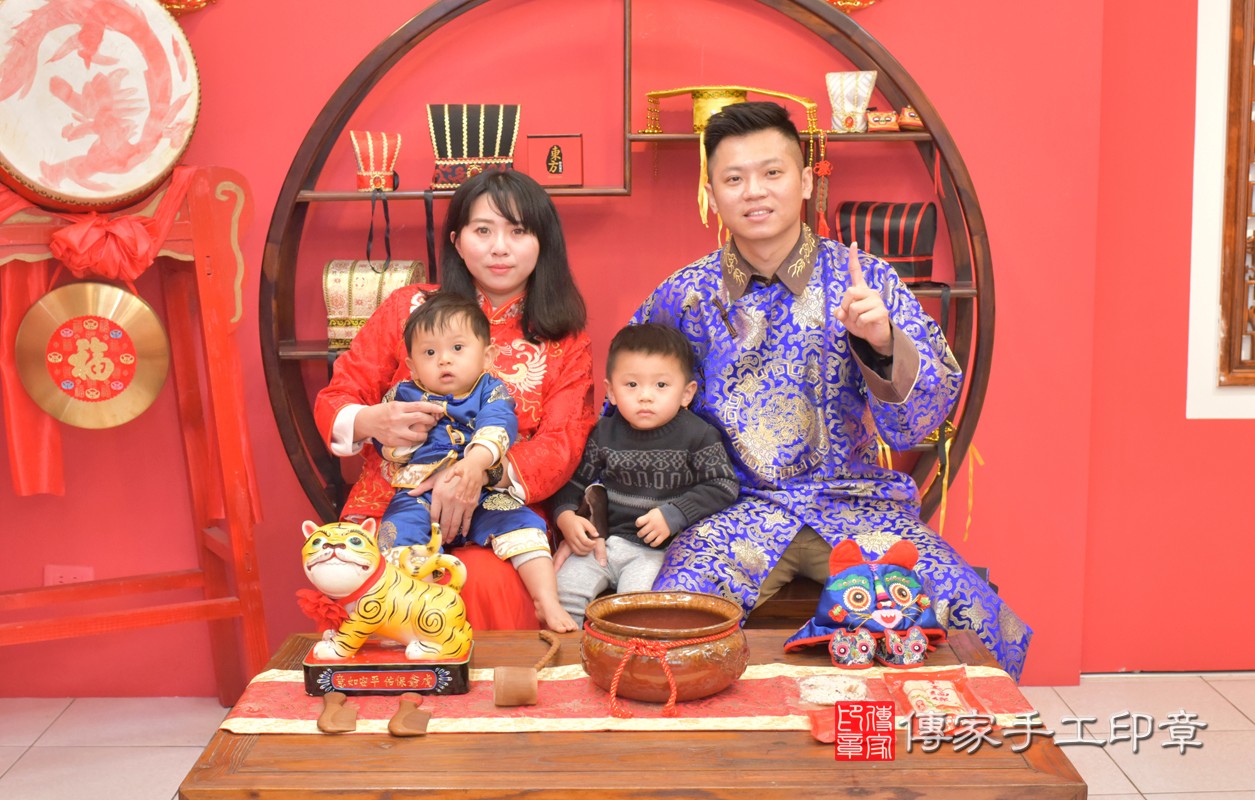 北區曾寶寶古禮抓周：抓周全家福大合照。照片1
