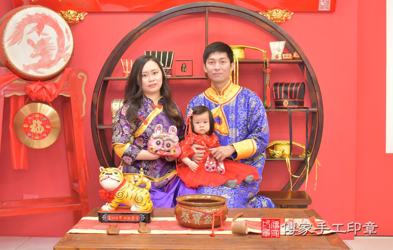 北區黃寶寶古禮抓周：滿週歲趨吉避凶的吉祥衣服穿戴。照片1
