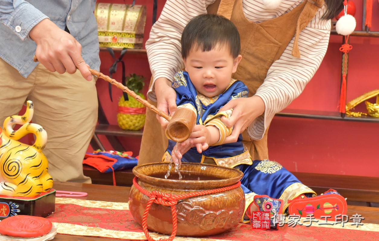 北區林寶寶古禮抓周：寶寶抓周淨手儀式。照片2