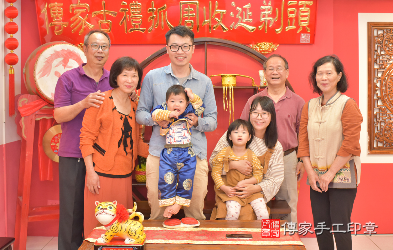 北區林寶寶古禮抓周：抓周儀式【度晬歌、（腳踩紅龜糕）】。照片1