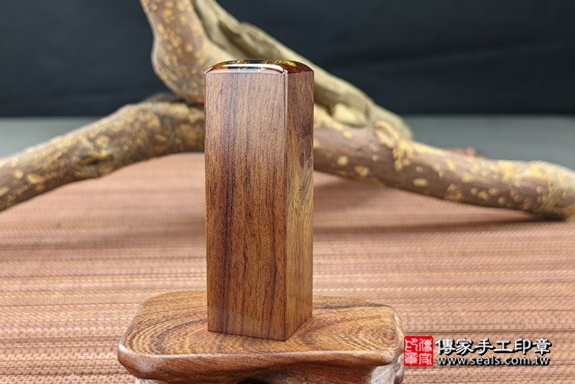 電腦刻印印章:紅紫檀木臍帶印章實際成品、印章作品分享、紅紫檀木印章材質介紹。(臍帶印章、肚臍章、肚臍印章,胎毛印章,一圓一方),傳家印章高雄店。2021.05.18 電腦刻印印章:紅紫檀木臍帶印章實際成品、印章作品分享、紅紫檀木印章材質介紹。(臍帶印章、肚臍章、肚臍印章,胎毛印章,一圓一方),傳家印章高雄店。2021.05.18