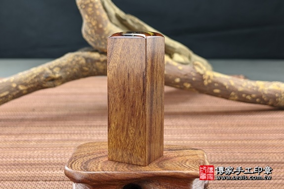 電腦刻印印章:紅紫檀木臍帶印章實際成品、印章作品分享、紅紫檀木印章材質介紹。(臍帶印章、肚臍章、肚臍印章,胎毛印章,一圓一方),傳家印章高雄店。2021.05.18 電腦刻印印章:紅紫檀木臍帶印章實際成品、印章作品分享、紅紫檀木印章材質介紹。(臍帶印章、肚臍章、肚臍印章,胎毛印章,一圓一方),傳家印章高雄店。2021.05.18