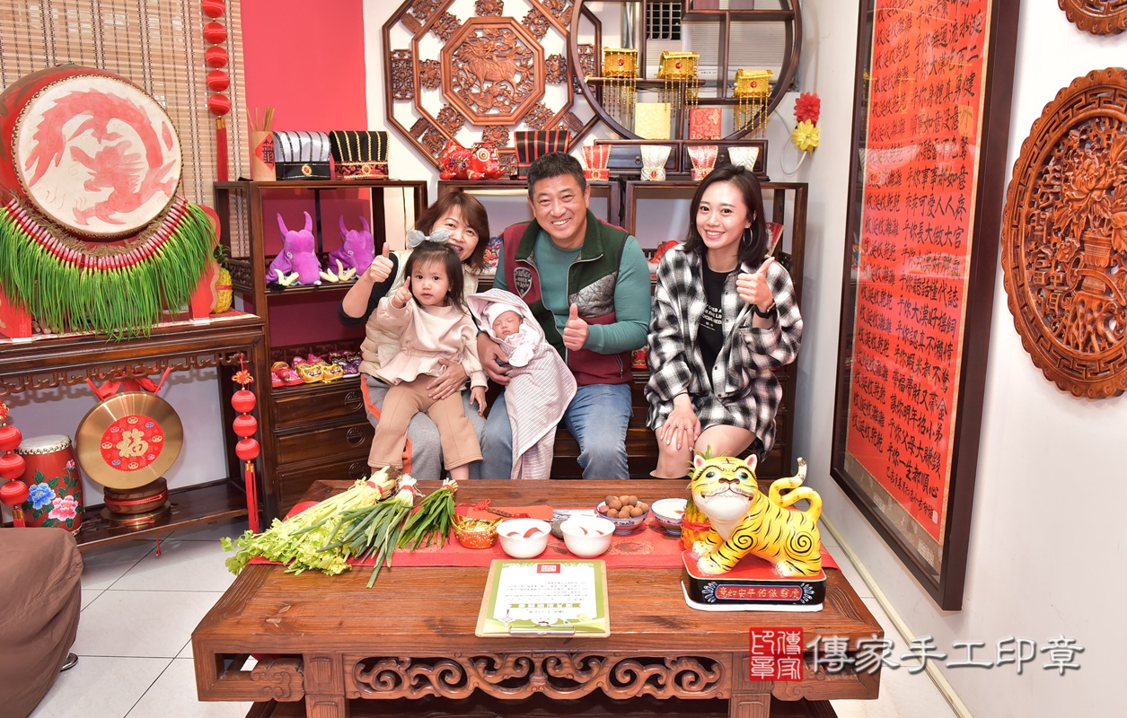 剃胎毛、滿月剃頭、嬰兒剃頭、嬰兒理髮、嬰兒剃髮、嬰兒剃胎毛、嬰兒滿月剃頭、寶寶剃頭、剃胎毛儀式、剃胎毛吉祥話、滿月剃頭儀式、滿月剃頭吉祥話、寶寶剃胎毛、寶寶滿月剃頭理髮、 新竹市香山區剃胎毛、新竹市香山區滿月剃頭、新竹市香山區嬰兒剃頭剃胎毛、新竹市香山區嬰兒理髮、新竹市嬰兒剃髮、 陳寶寶(新竹市香山區嬰兒寶寶滿月剃頭理髮、嬰兒剃胎毛儀式吉祥話)。中國風會場，爸媽寶貝穿「日中韓」古裝禮服。專業拍照、DVD光碟、證書。★購買「臍帶章、肚臍章、胎毛筆刷印章」贈送：剃頭、收涎、抓周，三選一。2021.03.24照片9