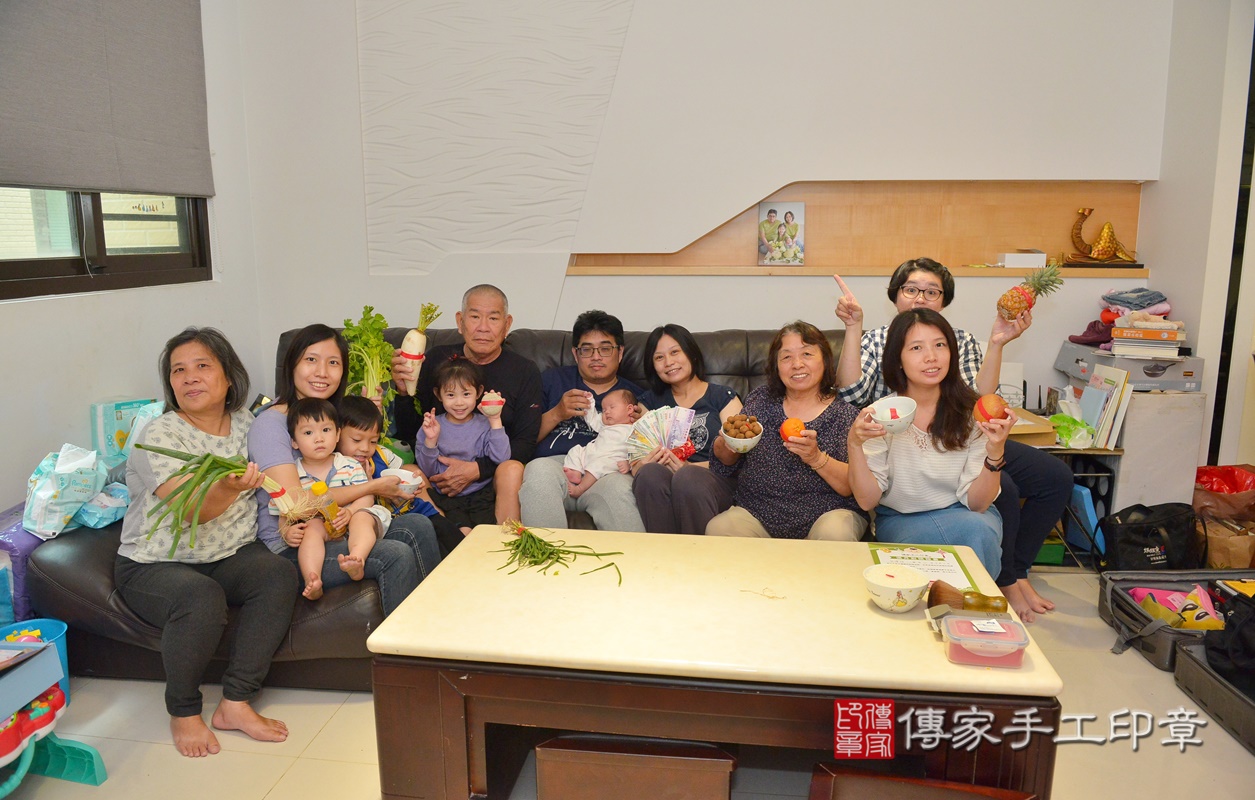 剃胎毛、滿月剃頭、嬰兒剃頭、嬰兒理髮、嬰兒剃髮、嬰兒剃胎毛、嬰兒滿月剃頭、寶寶剃頭、剃胎毛儀式、剃胎毛吉祥話、滿月剃頭儀式、滿月剃頭吉祥話、寶寶剃胎毛、寶寶滿月剃頭理髮、 新竹縣竹北市剃胎毛、新竹縣竹北市滿月剃頭、新竹縣竹北市嬰兒剃頭剃胎毛、新竹縣竹北市嬰兒理髮、新竹縣嬰兒剃髮、 包寶寶(新竹縣竹北市到府嬰兒寶寶滿月剃頭理髮、到府嬰兒剃胎毛儀式吉祥話)。到府剃頭剃胎毛主持、專業拍照、DVD光碟、證書。★購買「臍帶章、肚臍章、胎毛筆刷印章」贈送：剃頭、收涎、抓周，三選一。2021.04.02照片19