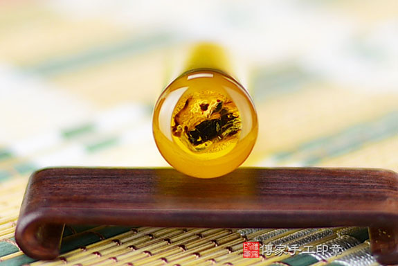 半手工噴砂印章:染色黃瑪瑙臍帶章實際成品、印章作品分享、染色黃瑪瑙印章材質介紹。(臍帶印章、肚臍章、肚臍印章,胎毛印章,一圓一方)傳家手工印章新竹店。2021.05.19 半手工噴砂印章:染色黃瑪瑙臍帶章實際成品、印章作品分享、染色黃瑪瑙印章材質介紹。(臍帶印章、肚臍章、肚臍印章,胎毛印章,一圓一方)傳家手工印章新竹店。2021.05.19