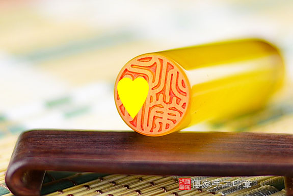 半手工噴砂印章:染色黃瑪瑙臍帶章實際成品、印章作品分享、染色黃瑪瑙印章材質介紹。(臍帶印章、肚臍章、肚臍印章,胎毛印章,一圓一方)傳家手工印章新竹店。2021.05.19 半手工噴砂印章:染色黃瑪瑙臍帶章實際成品、印章作品分享、染色黃瑪瑙印章材質介紹。(臍帶印章、肚臍章、肚臍印章,胎毛印章,一圓一方)傳家手工印章新竹店。2021.05.19