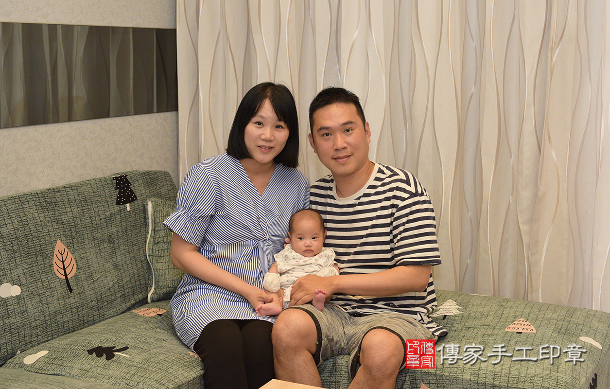 在儀式開始前，王寶寶和家人們拍了幸福的全家福哦!