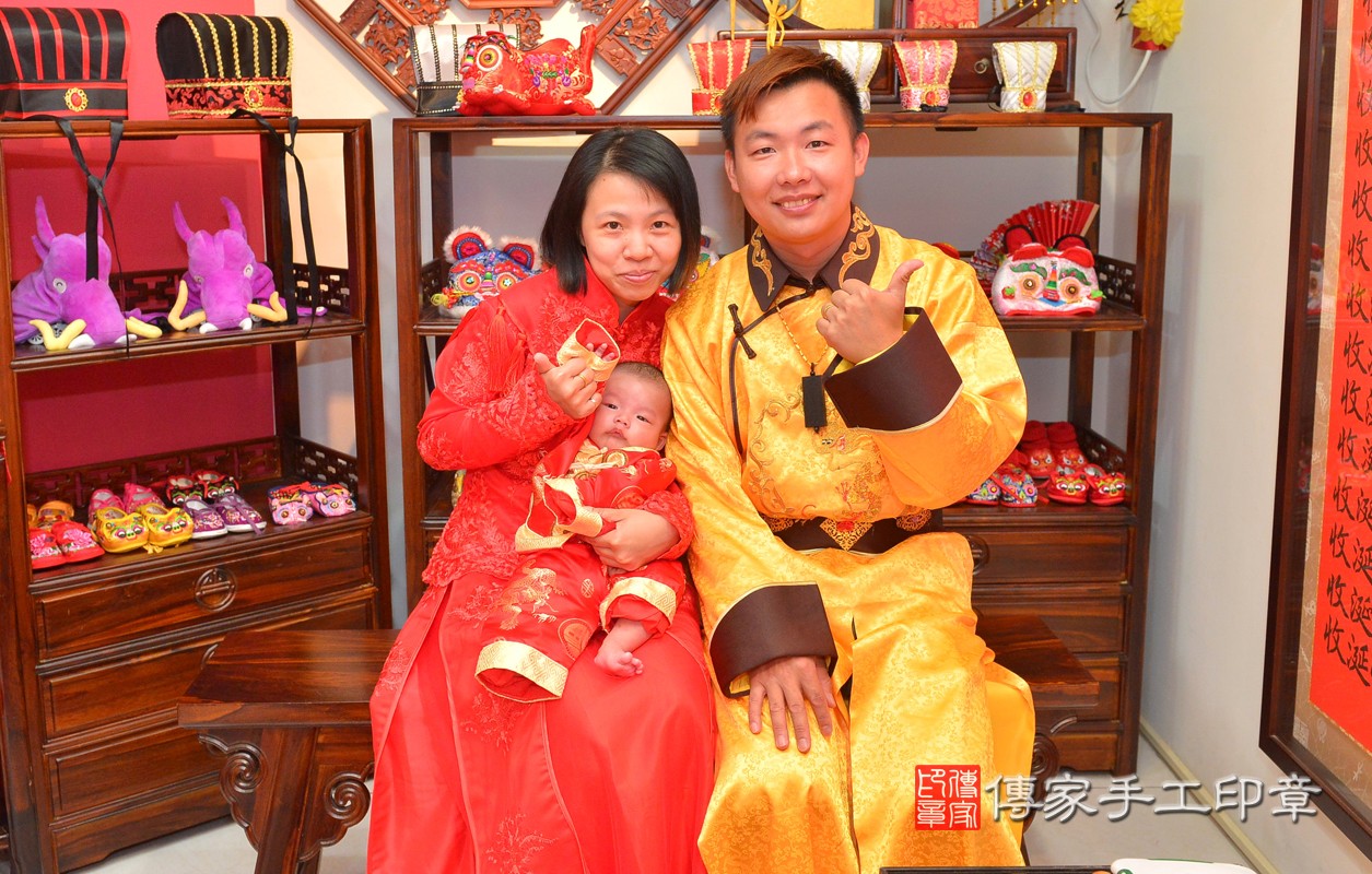 大家一起比個讚，  一起祝福張寶寶幸福快樂喔。
