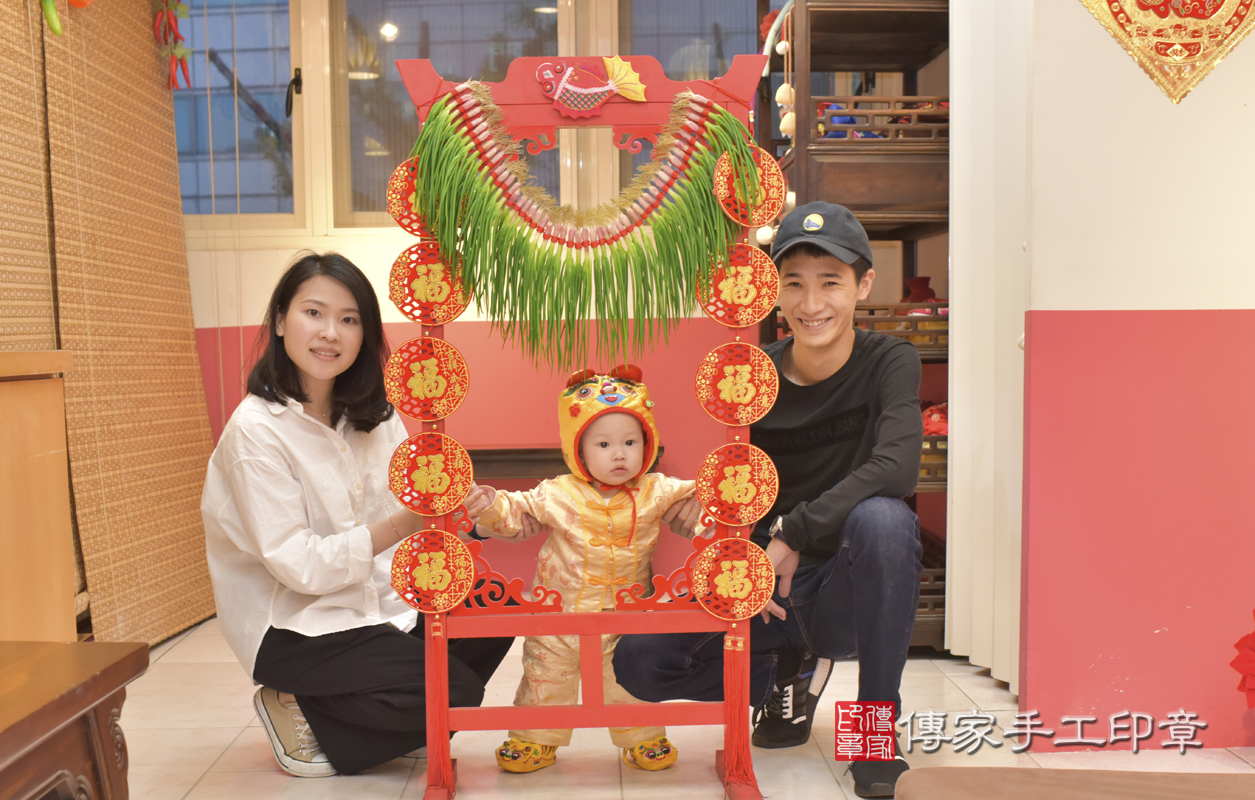 北區蕭寶寶古禮抓周：抓周儀式【抓蔥門】。照片1