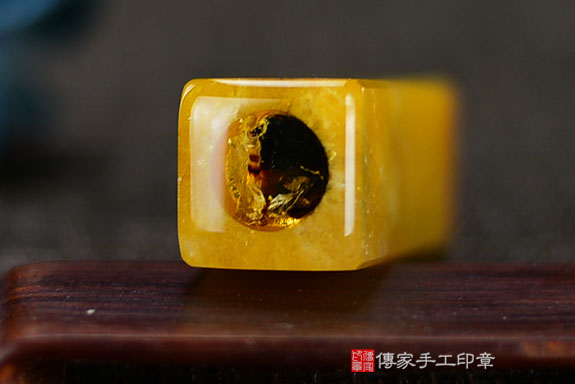 半手工噴砂印章:新疆黃玉臍帶章實際成品、印章作品分享、新疆黃玉印章材質介紹。(臍帶印章、肚臍章、肚臍印章,胎毛印章,一圓一方)傳家手工印章新竹店。2021.05.20 半手工噴砂印章:新疆黃玉臍帶章實際成品、印章作品分享、新疆黃玉印章材質介紹。(臍帶印章、肚臍章、肚臍印章,胎毛印章,一圓一方)傳家手工印章新竹店。2021.05.20